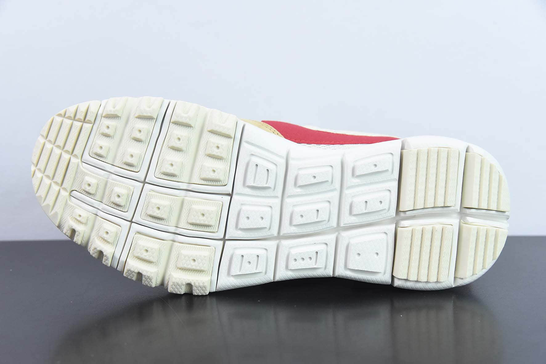 耐克Nike Tom Sachs x Nike Craft Mars Yard 2.0 宇航员2.0复古做旧黄红勾权志龙同款百搭休闲运动透气慢跑鞋纯原版本 货号：AA2261-100 