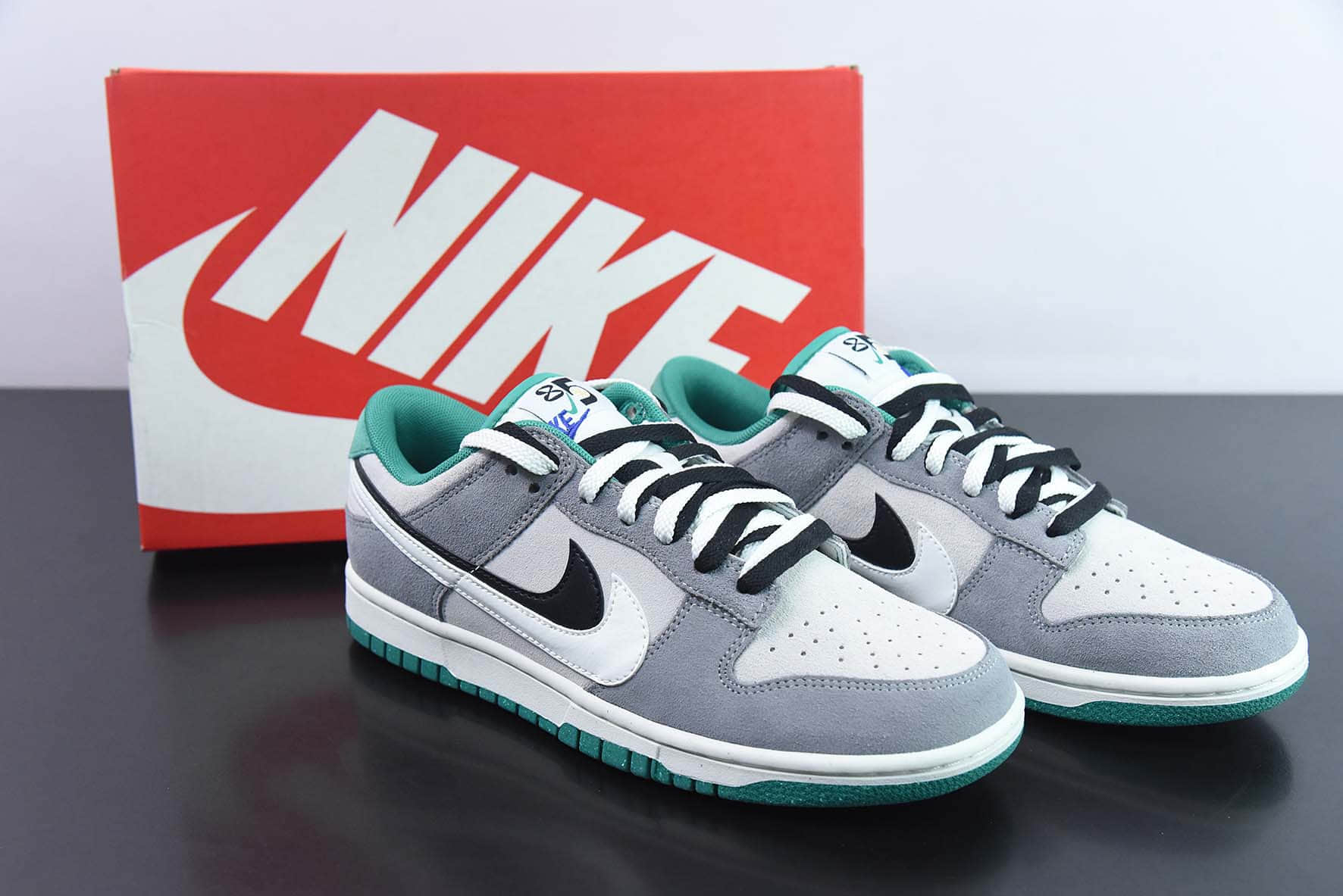 耐克Nike SB Dunk Low SE85 Double SwooshGreyBlackWhite拼色深灰浅灰黑白双钩扣篮系列低帮休闲运动滑板板鞋纯原版本 货号:DO9457-132