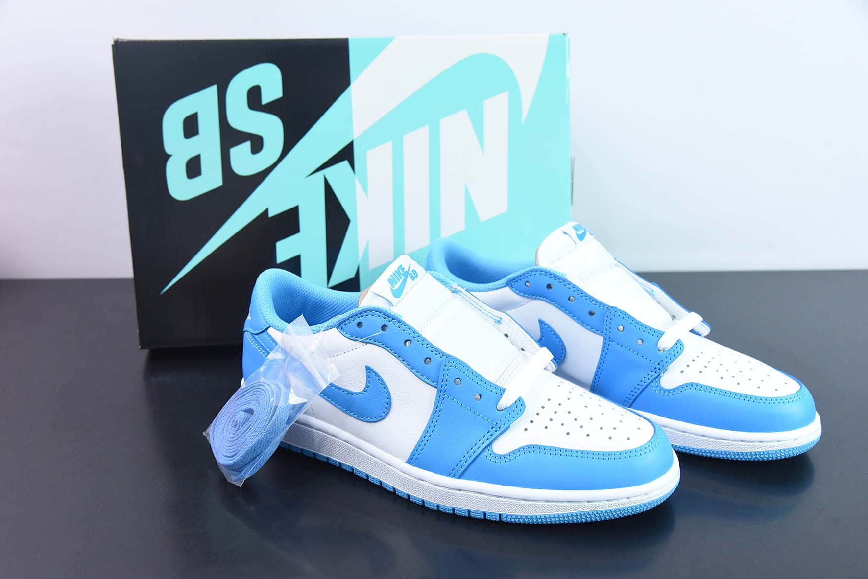 乔丹Air Jordan Eric Koston x Dunk SB x Air Jordan 1 LowCarolina BlueSB联名款北卡蓝白低帮篮球鞋纯原版本货号:CJ7891-401