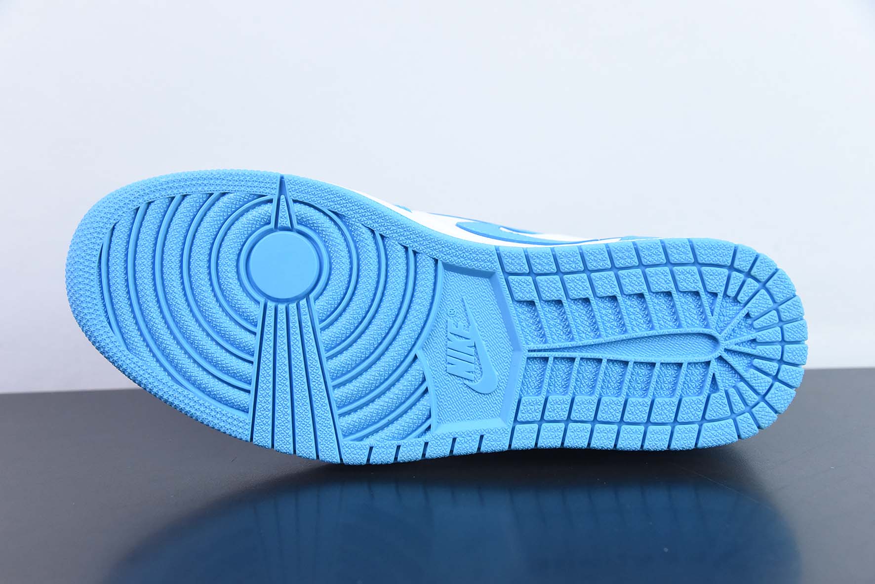 乔丹Air Jordan Eric Koston x Dunk SB x Air Jordan 1 LowCarolina BlueSB联名款北卡蓝白低帮篮球鞋纯原版本货号:CJ7891-401