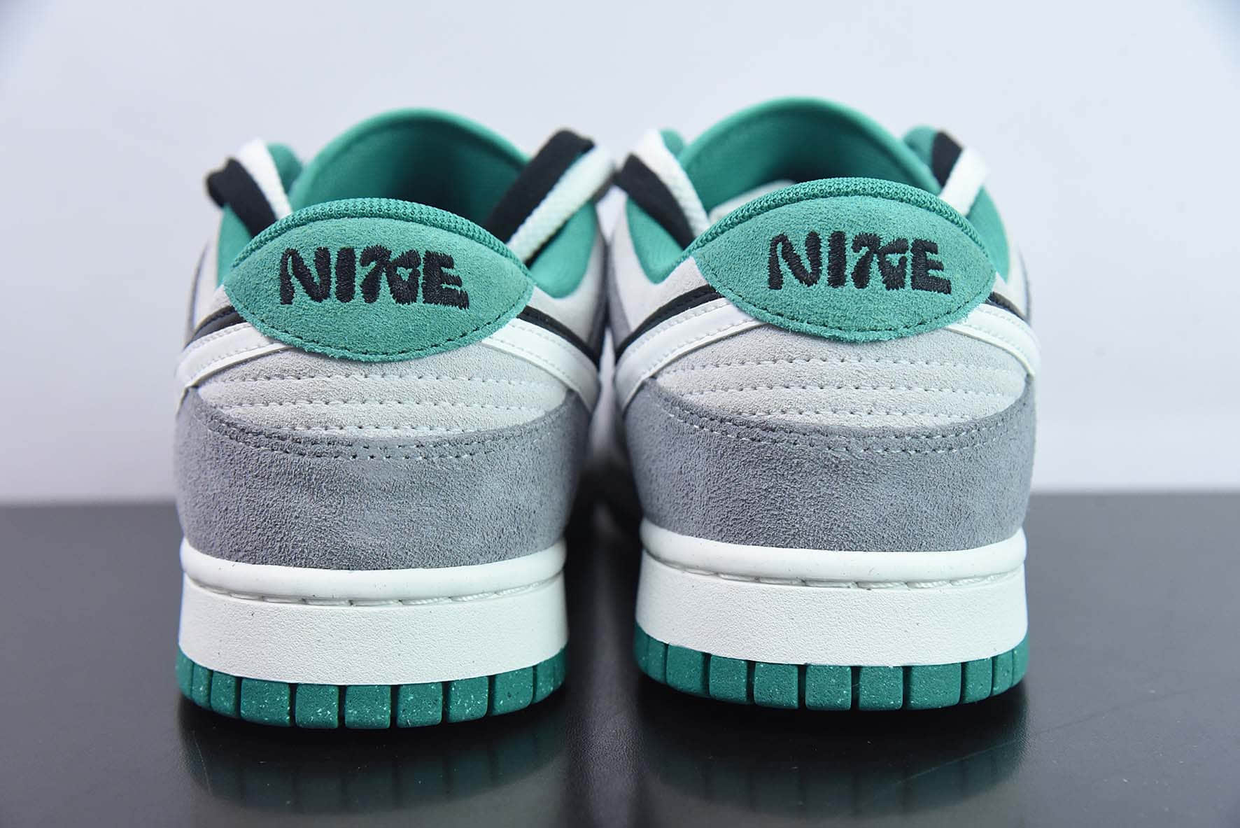 耐克Nike SB Dunk Low SE85 Double SwooshGreyBlackWhite拼色深灰浅灰黑白双钩扣篮系列低帮休闲运动滑板板鞋纯原版本 货号:DO9457-132