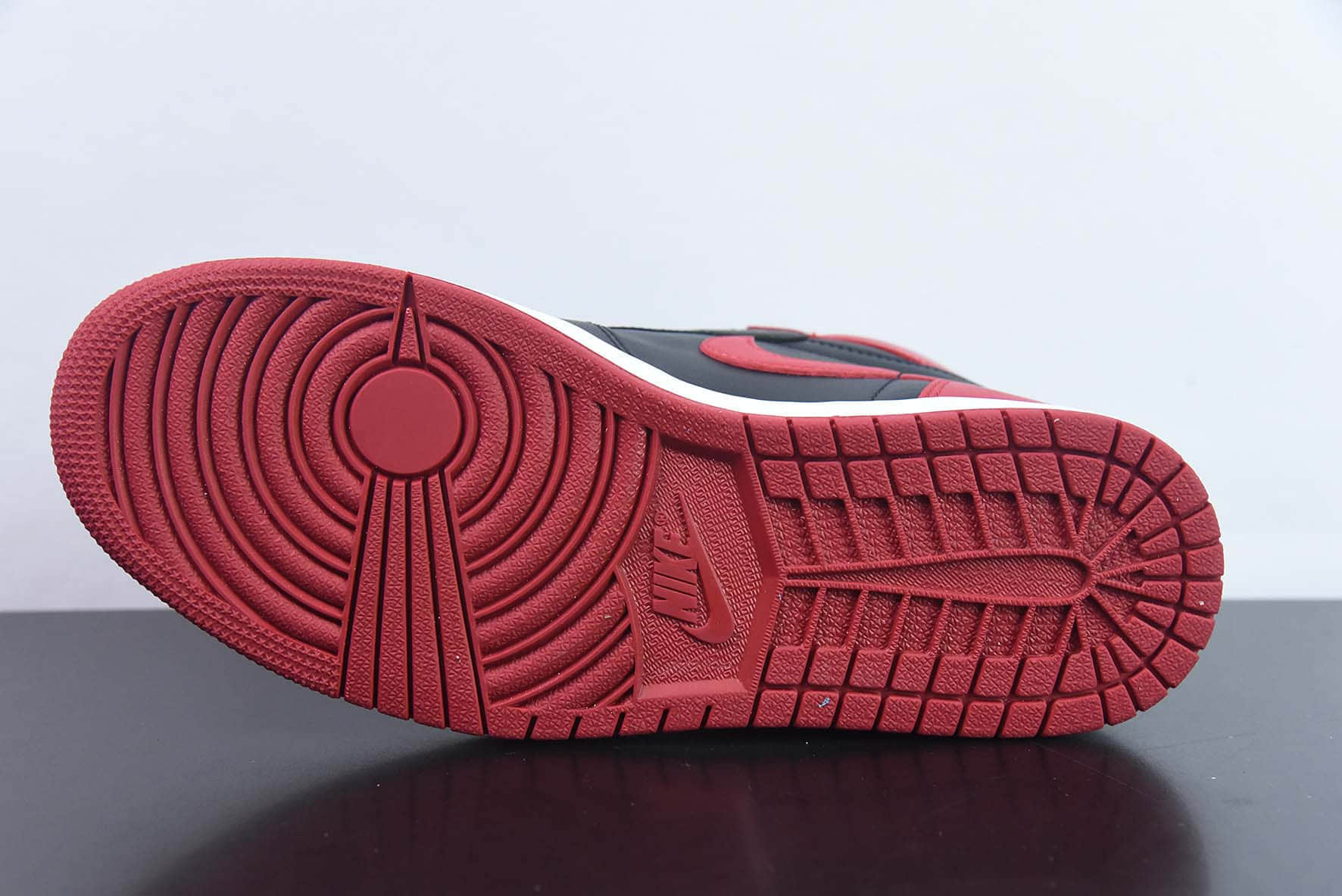 乔丹Air Jordan 1 Retro Bred BannedAJ1 黑红禁穿高帮复古篮球鞋纯原版本 货号:555088-001