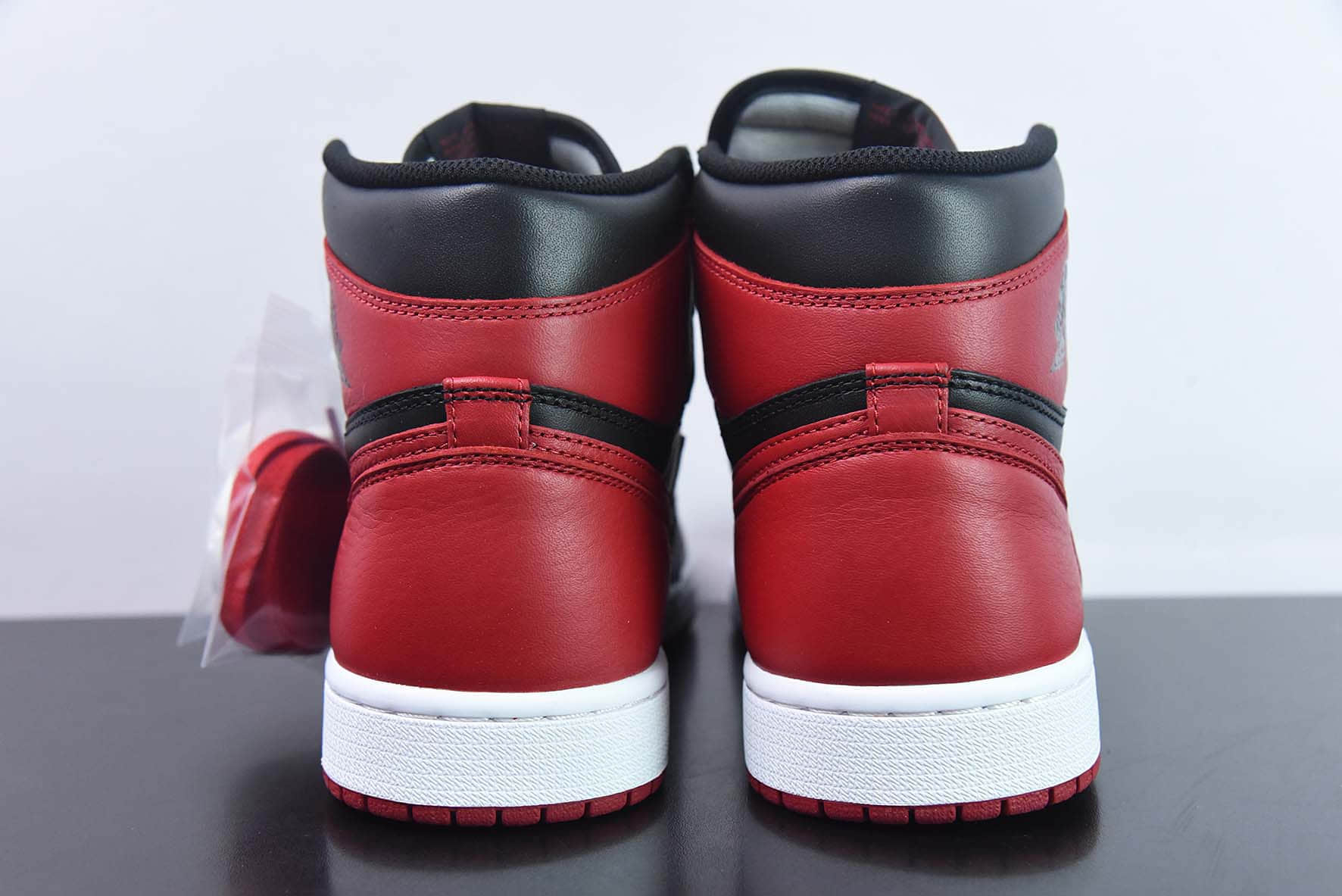 乔丹Air Jordan 1 Retro Bred BannedAJ1 黑红禁穿高帮复古篮球鞋纯原版本 货号:555088-001