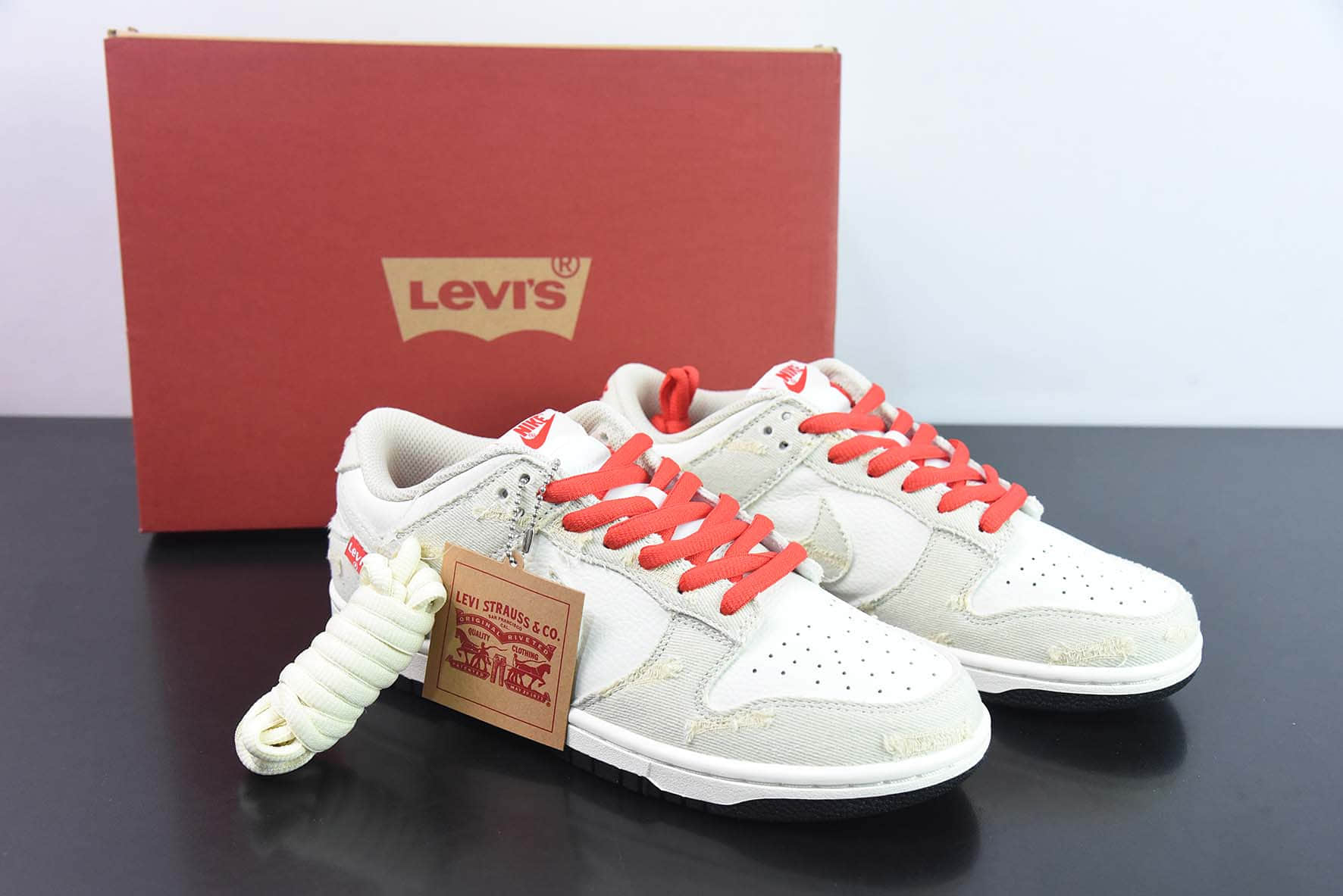耐克Nike Levi's x Nike Dunk Low Exclusive Denim“李维斯联名拼接白米灰磨破牛仔布SB低帮复古板鞋纯原版本 货号:LE0021-003