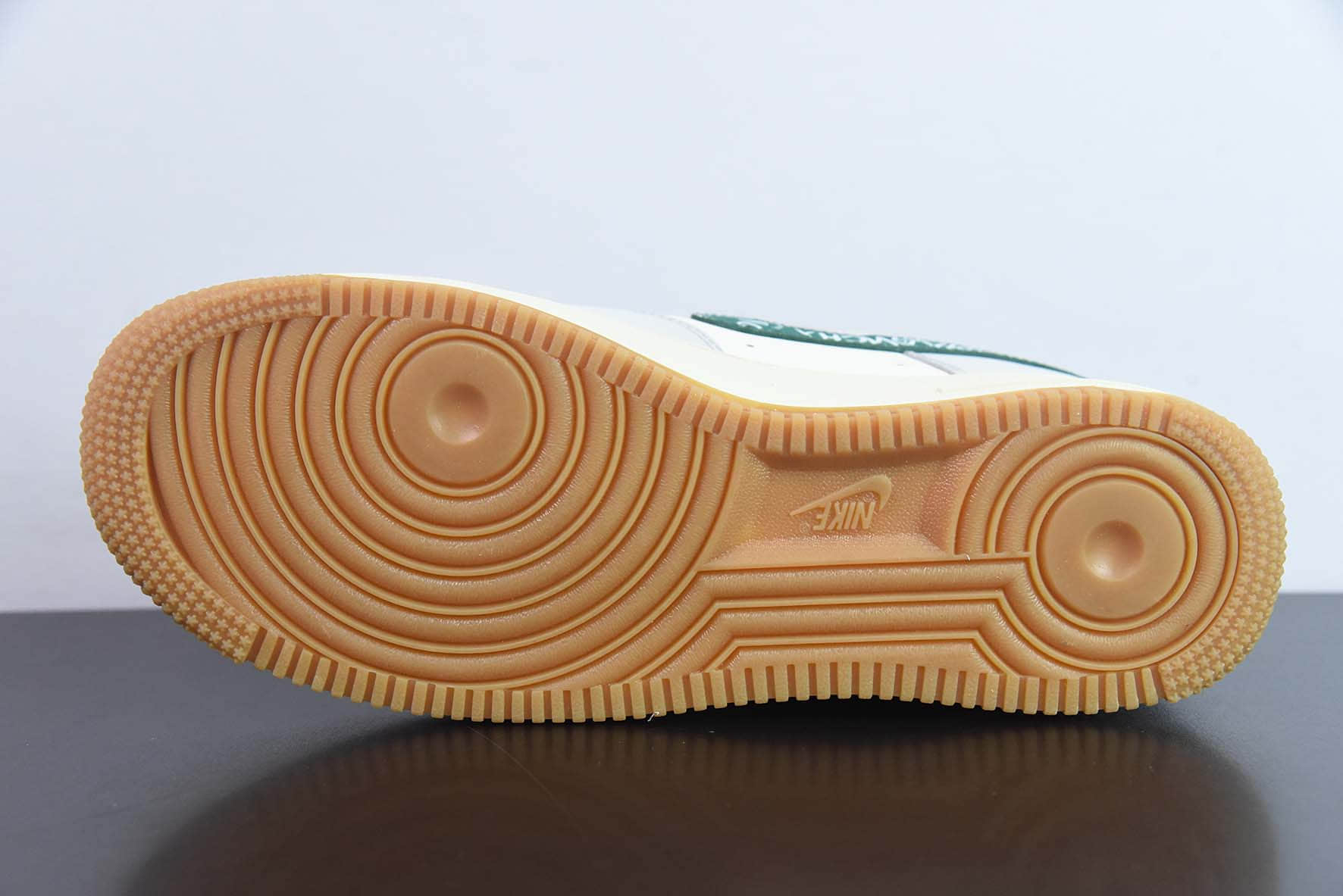 耐克Nike Air Force 1'07 Low 纪梵希联名白绿空军一号低帮休闲板鞋纯原版本 货号：BS9055-813　