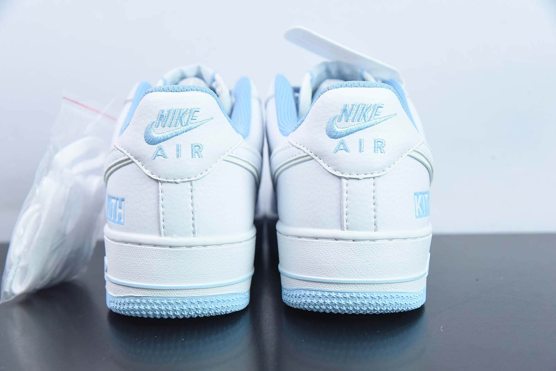 耐克Nike Kith x Nike Air Force 1 '07 LowWhiteUNC白大学蓝小钩联名款空军一号低帮休闲板鞋纯原版本 货号：KT1659-002