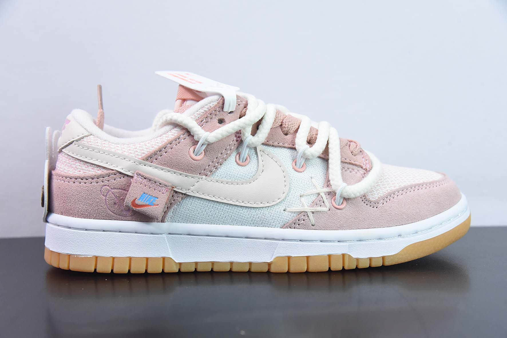 耐克Nike Dunk Low SB泰迪熊白粉绑带定制版低帮滑板鞋纯原版本 货号：DJ5318-640