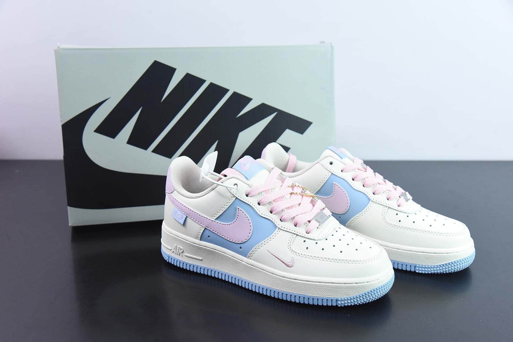 耐克Nike Air Force 1 '07 Low QSSail WhiteBluePink Swoosh皮革米白浅蓝粉小钩空军一号经典低帮百搭休闲运动板鞋纯原版本 货号:DB3301-222