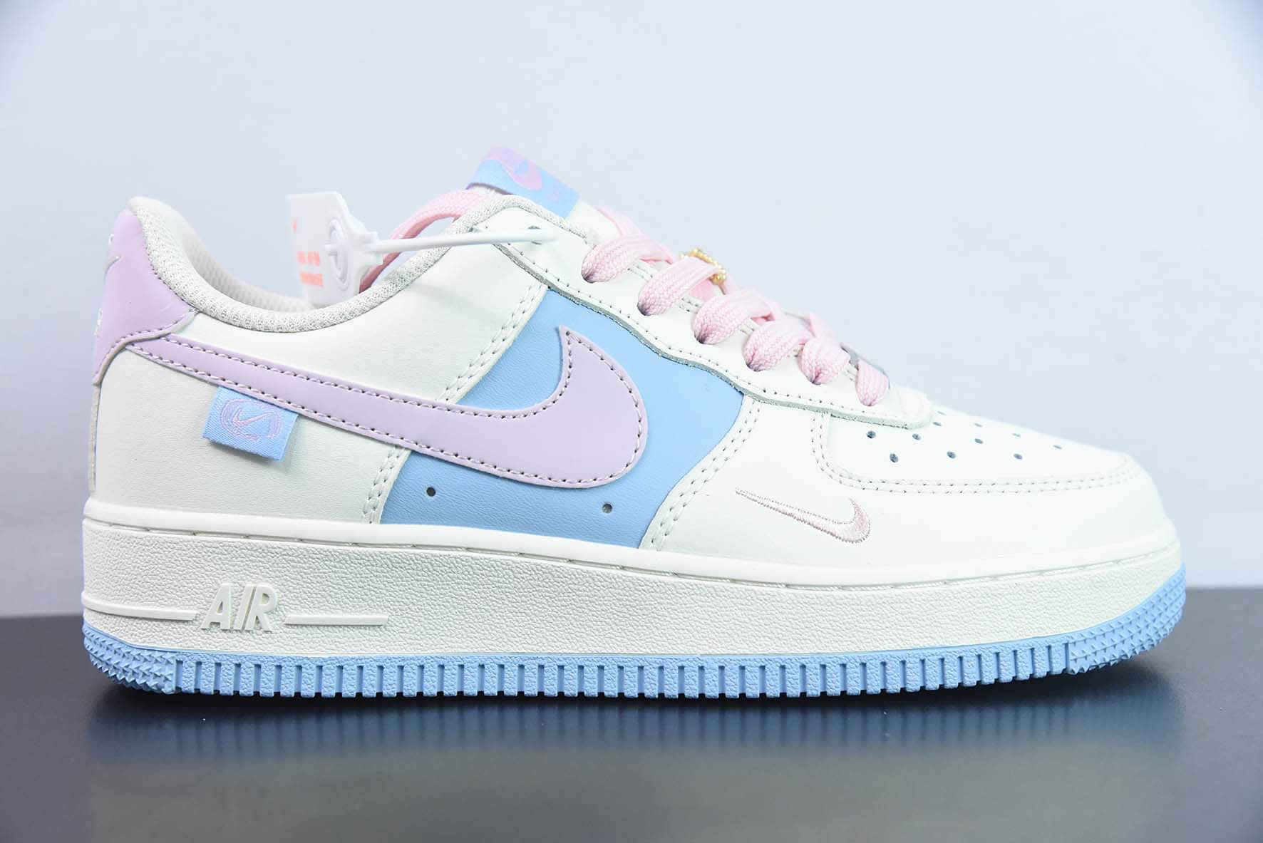 耐克Nike Air Force 1 '07 Low QSSail WhiteBluePink Swoosh皮革米白浅蓝粉小钩空军一号经典低帮百搭休闲运动板鞋纯原版本 货号:DB3301-222