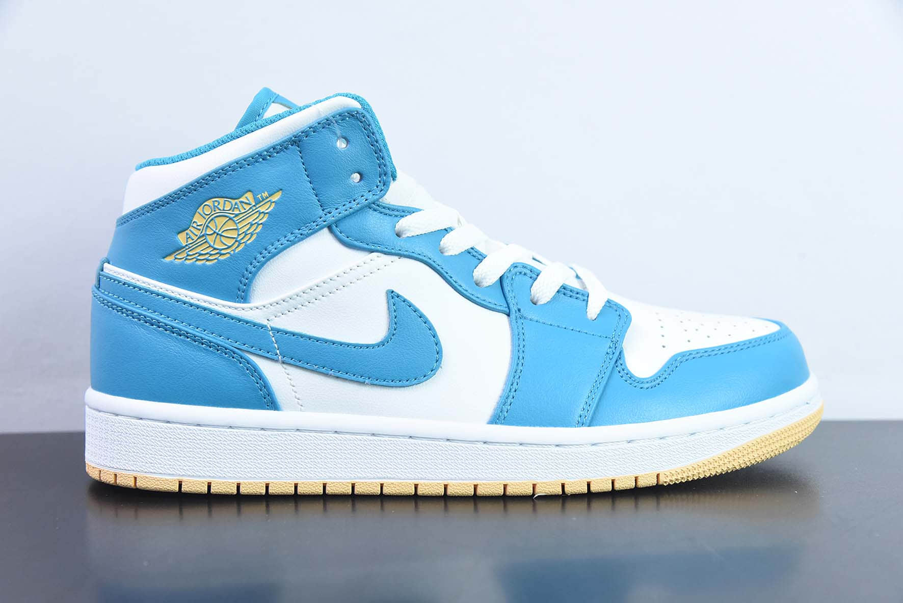 乔丹Air Jordan 1 MID AJ1白湖水蓝中帮经典复古文化休闲运动篮球鞋纯原版本 货号:DQ8426-400