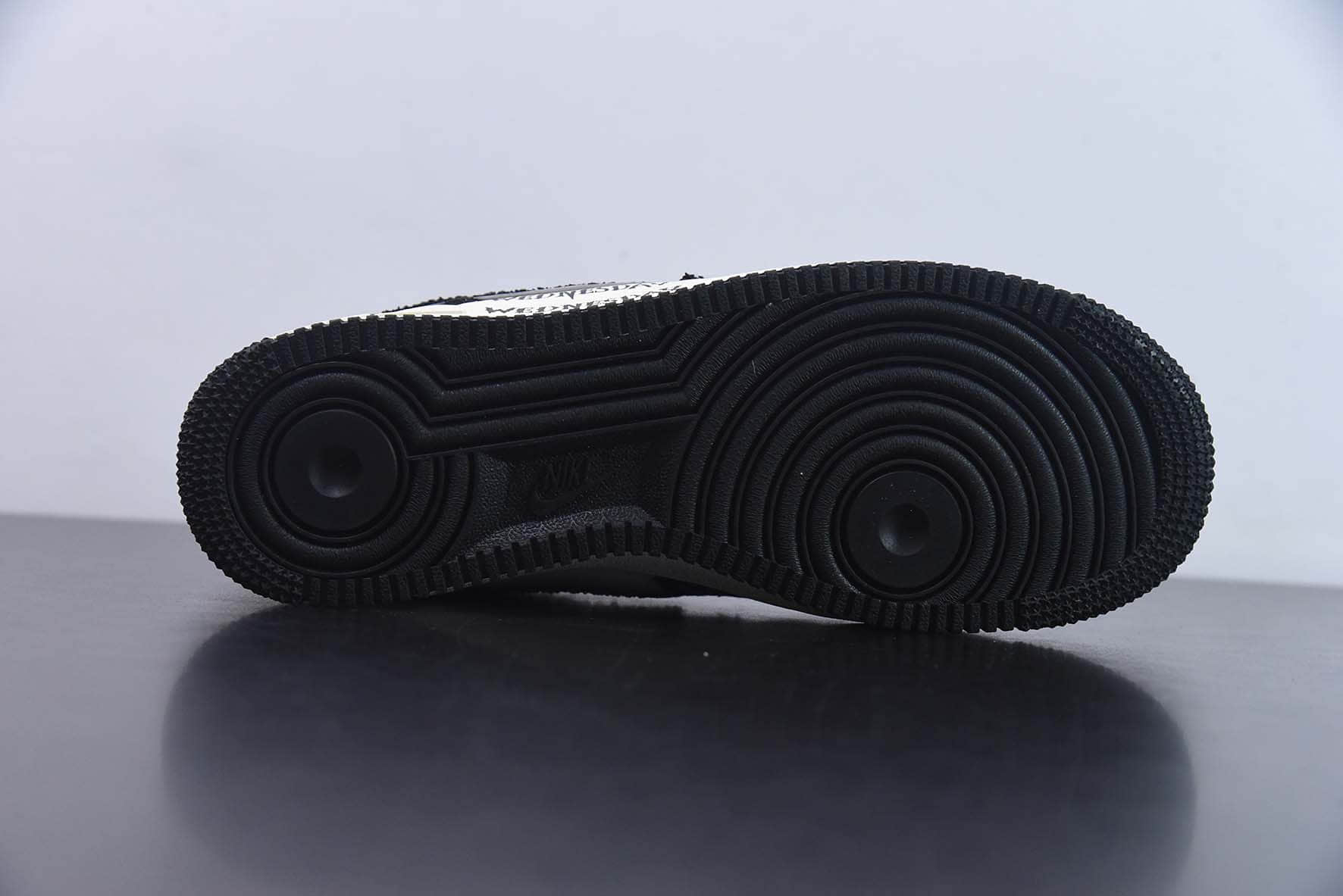 耐克Nike Air Force 1 Low '07 “涂鸦黑白星期三美剧”低帮空军一号休闲板鞋纯原版本 货号:FB0607-011