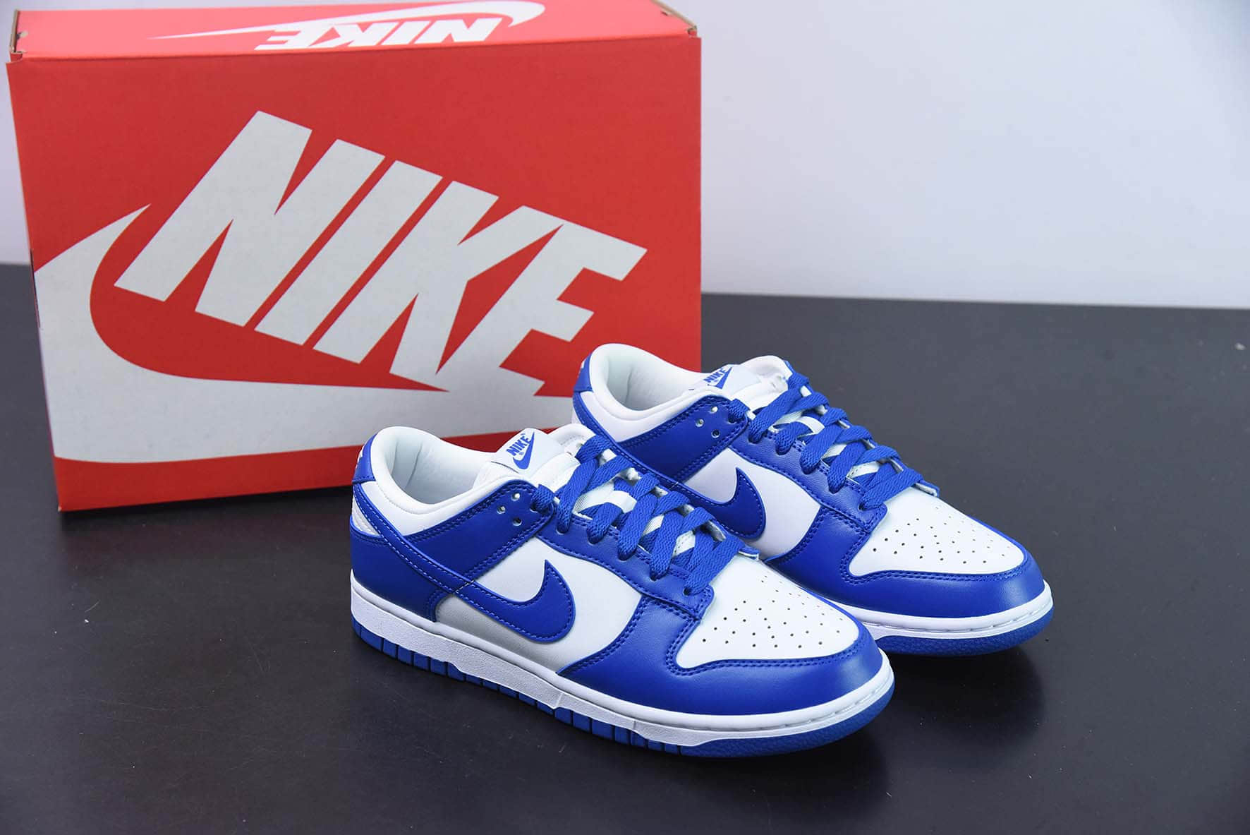 耐克Nike SB Dunk Low “Habibi” 天空蓝白SB扣篮系列复古低帮休闲运动滑板板鞋纯原版本 货号:JU1726-100
