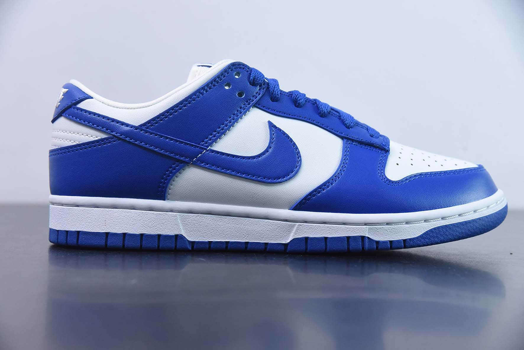 耐克Nike SB Dunk Low “Habibi” 天空蓝白SB扣篮系列复古低帮休闲运动滑板板鞋纯原版本 货号:JU1726-100