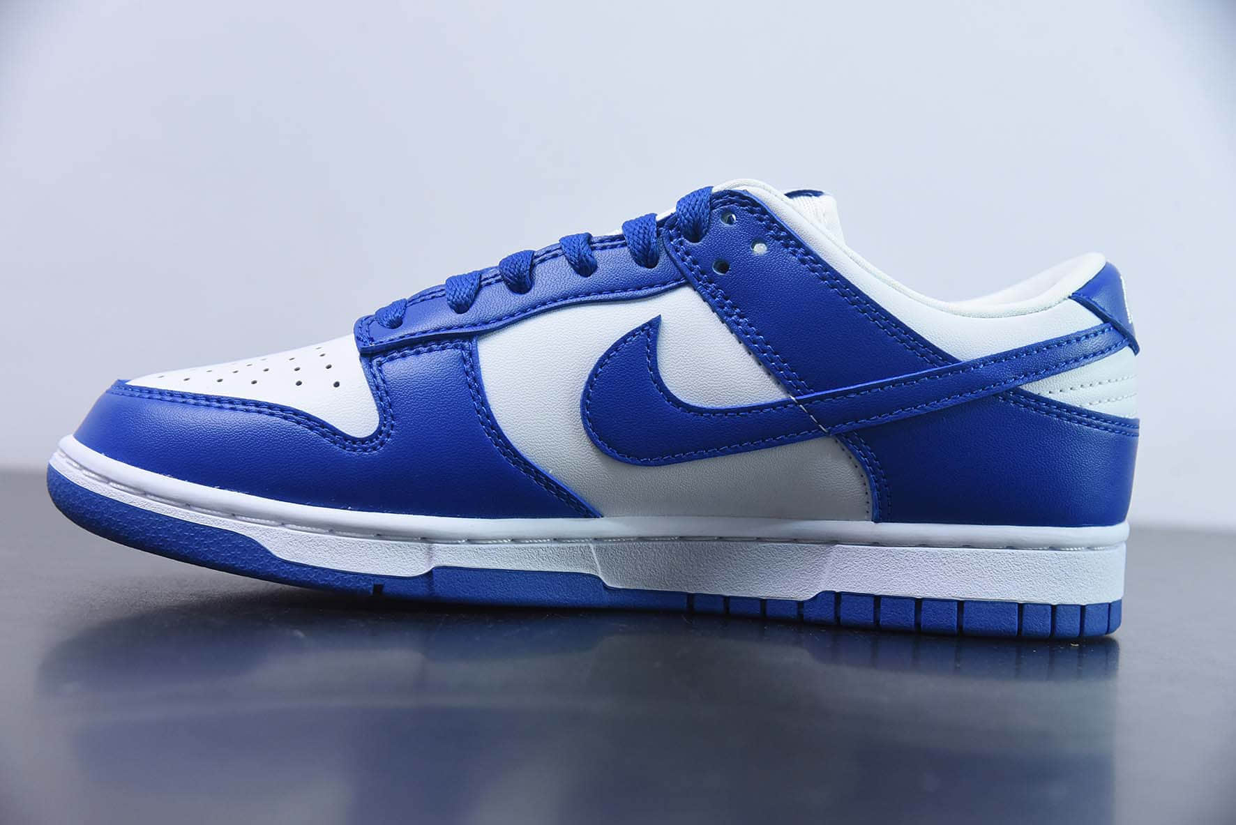 耐克Nike SB Dunk Low “Habibi” 天空蓝白SB扣篮系列复古低帮休闲运动滑板板鞋纯原版本 货号:JU1726-100