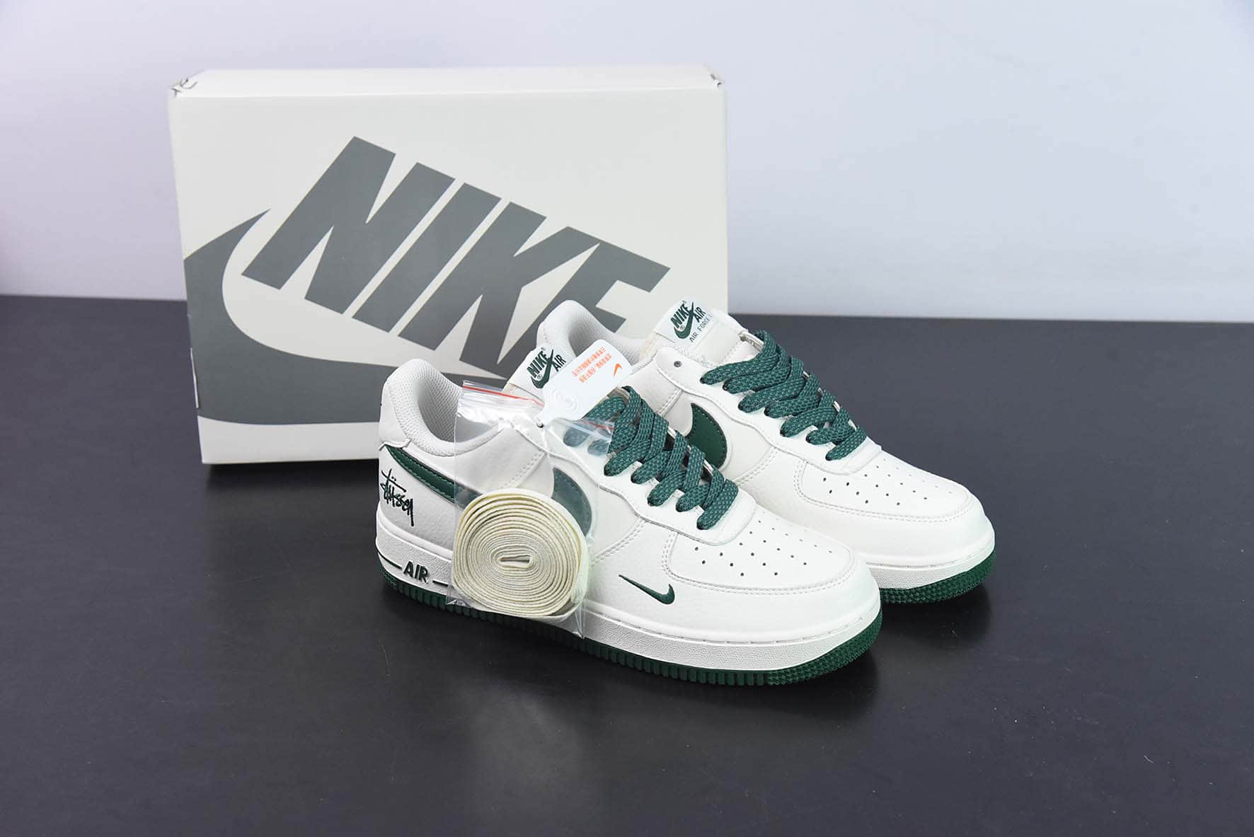 耐克NIke Air Force 1 '07 Low 斯图西联名米白墨绿空军一号低帮休闲板鞋纯原版本 货号:AE1686-106