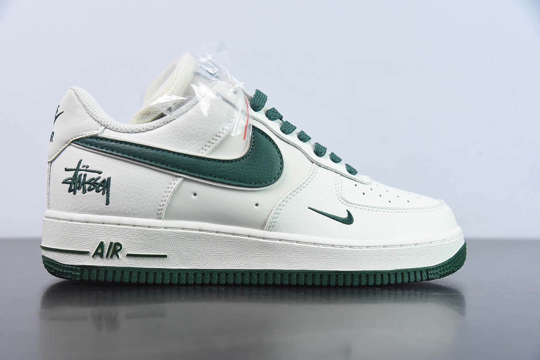 耐克NIke Air Force 1 '07 Low 斯图西联名米白墨绿空军一号低帮休闲板鞋纯原版本 货号:AE1686-106