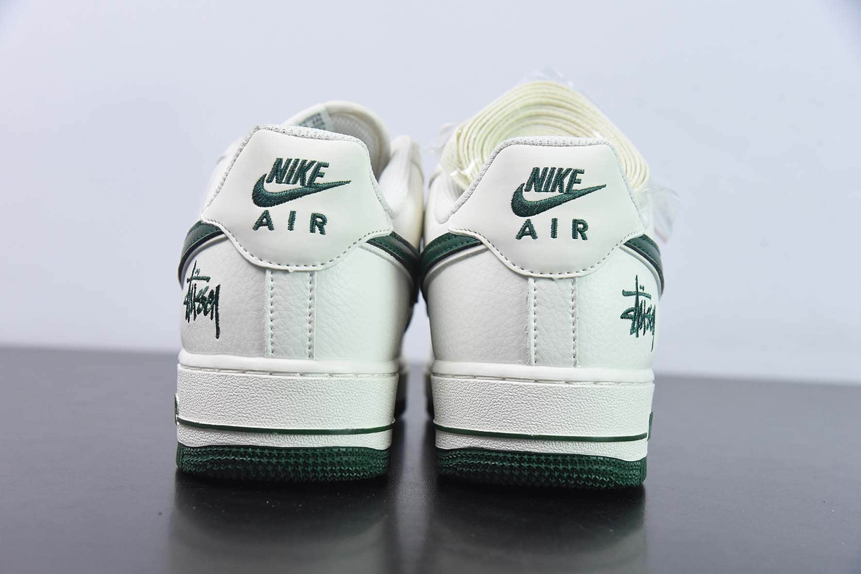 耐克NIke Air Force 1 '07 Low 斯图西联名米白墨绿空军一号低帮休闲板鞋纯原版本 货号:AE1686-106