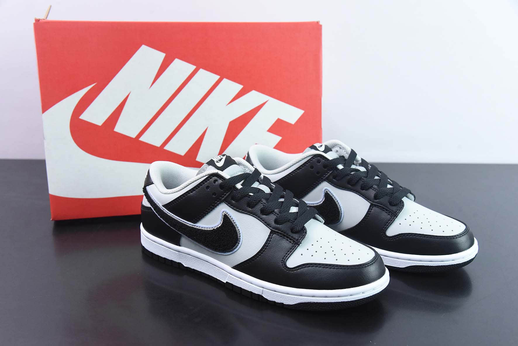 耐克Nike Dunk Low Retro ”chenille swoosh“ 绒钩黑灰熊猫低帮休闲运动板鞋纯原版本 货号:DQ7683-001