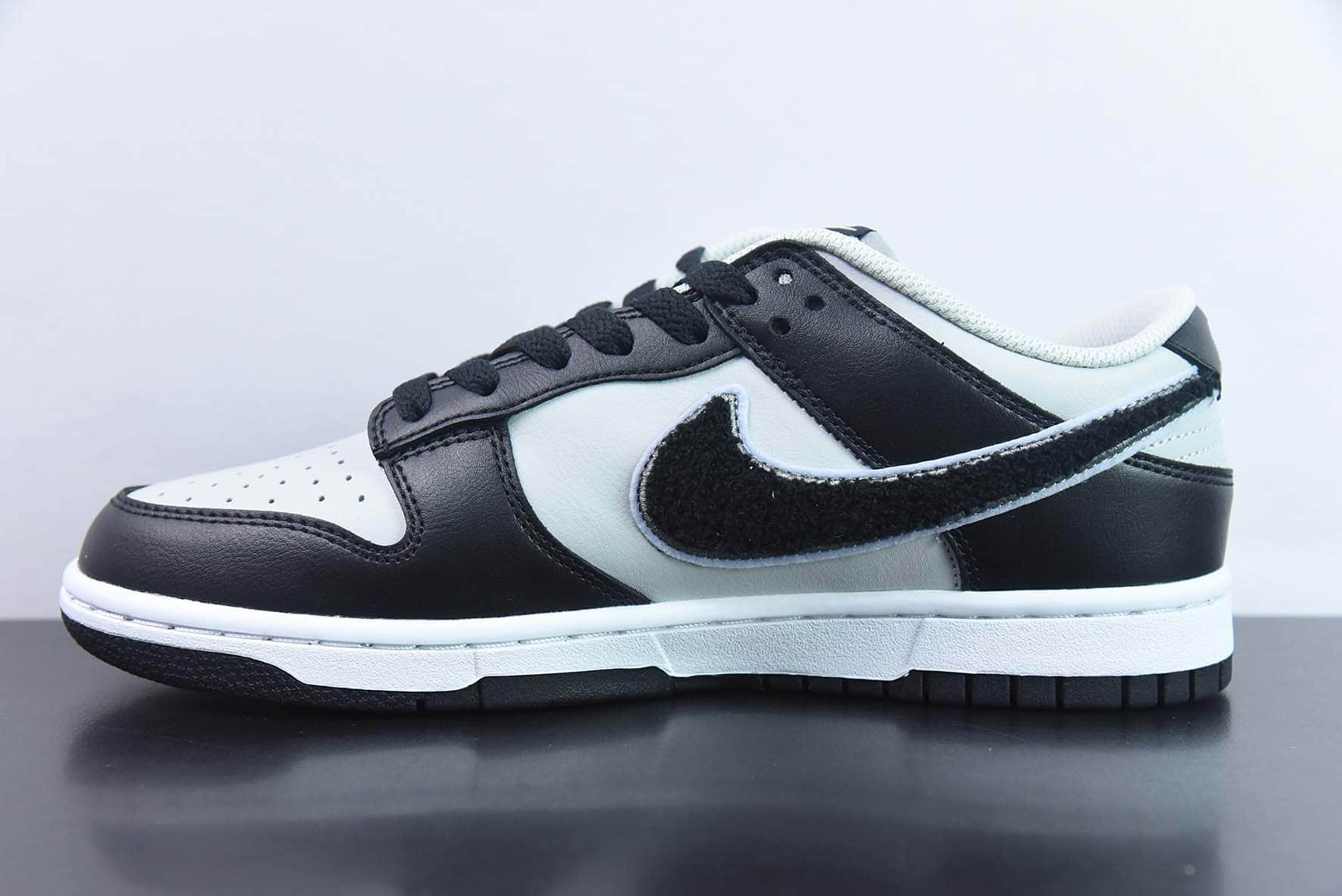 耐克Nike Dunk Low Retro ”chenille swoosh“ 绒钩黑灰熊猫低帮休闲运动板鞋纯原版本 货号:DQ7683-001