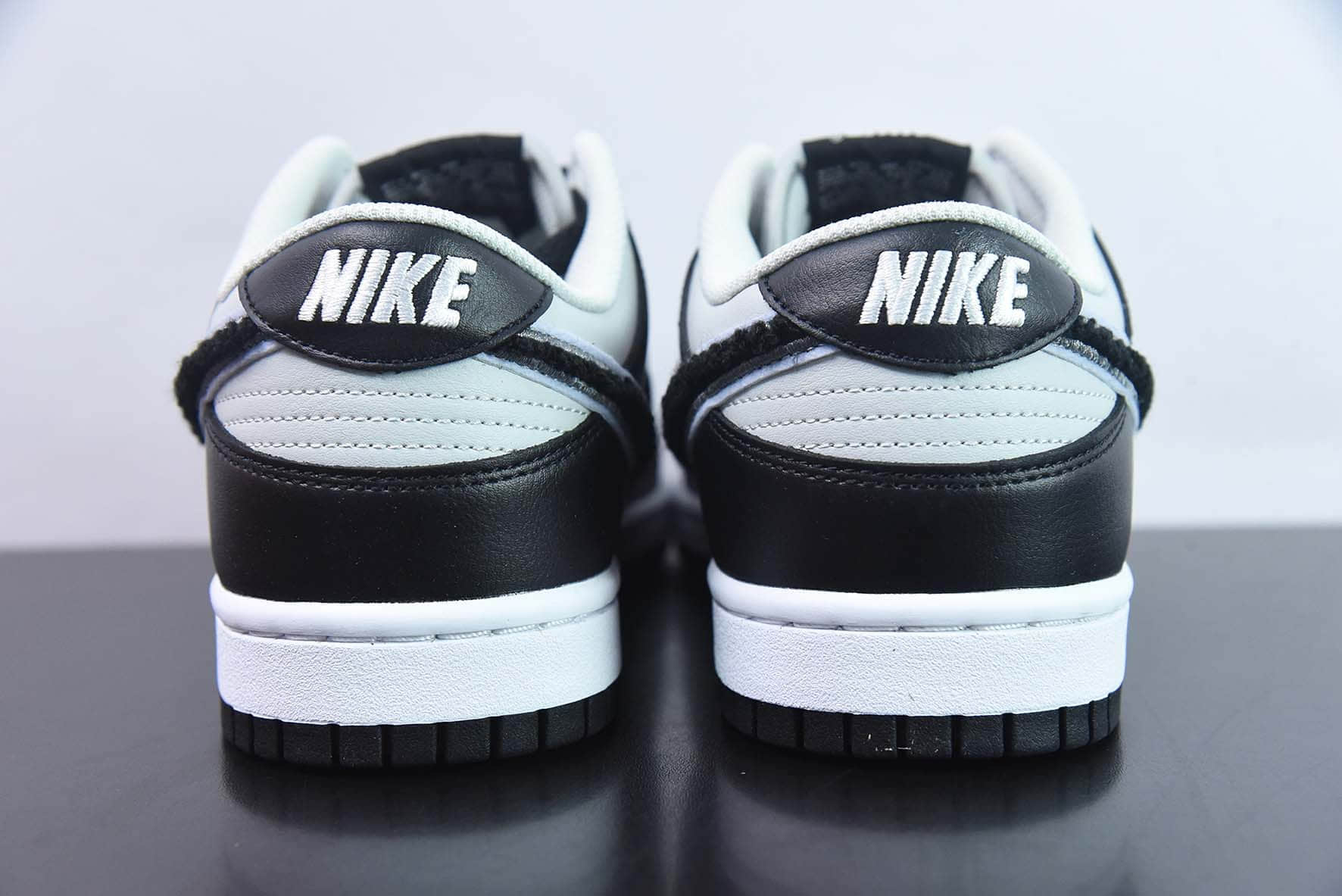耐克Nike Dunk Low Retro ”chenille swoosh“ 绒钩黑灰熊猫低帮休闲运动板鞋纯原版本 货号:DQ7683-001