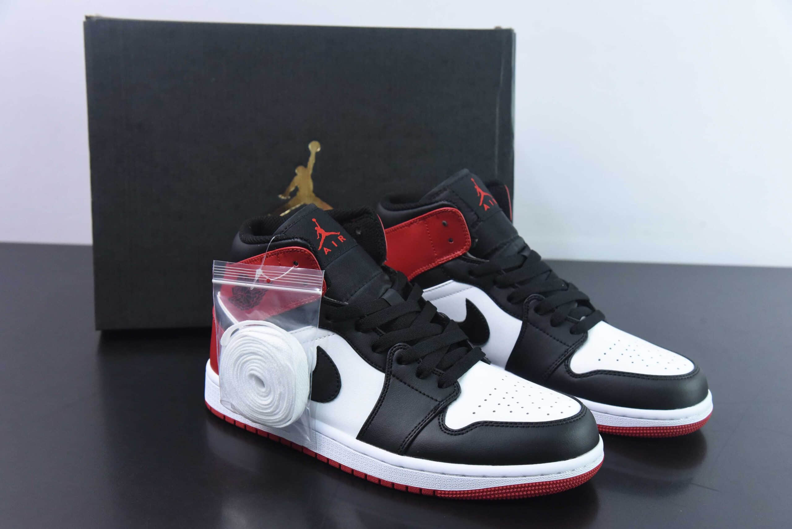 乔丹Air Jordan 1 Mid 新黑脚趾中帮运动篮球鞋纯原版本 货号：307383-102