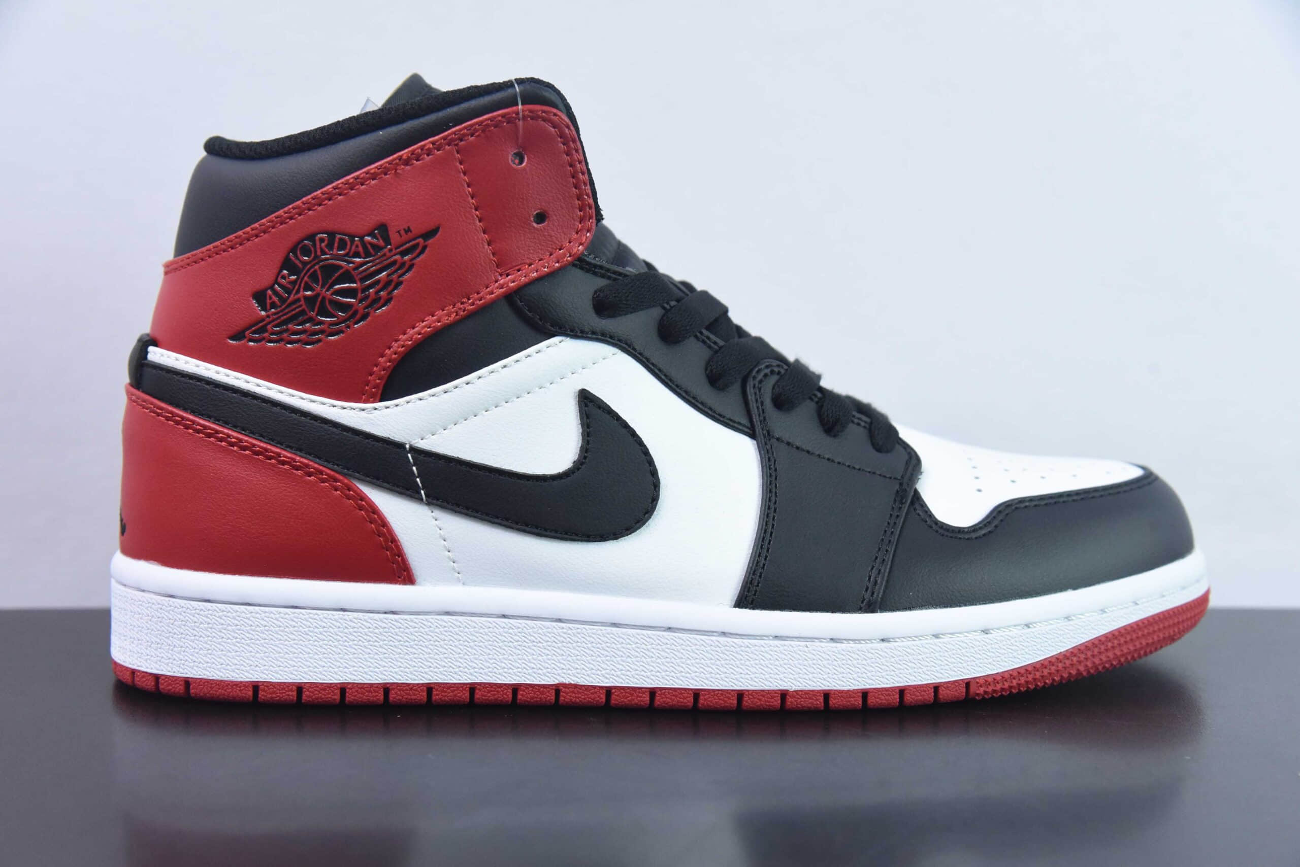 乔丹Air Jordan 1 Mid 新黑脚趾中帮运动篮球鞋纯原版本 货号：307383-102