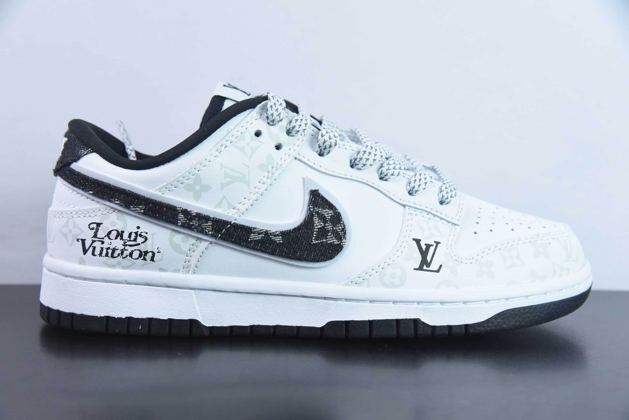 耐克Nike Louis Vuitton x Nike SB Dunk LowWhiteBlackLV Monogram皮革白黑LV印花扣篮系列低帮休闲运动滑板板鞋纯原版本 货号:DD1391-136
