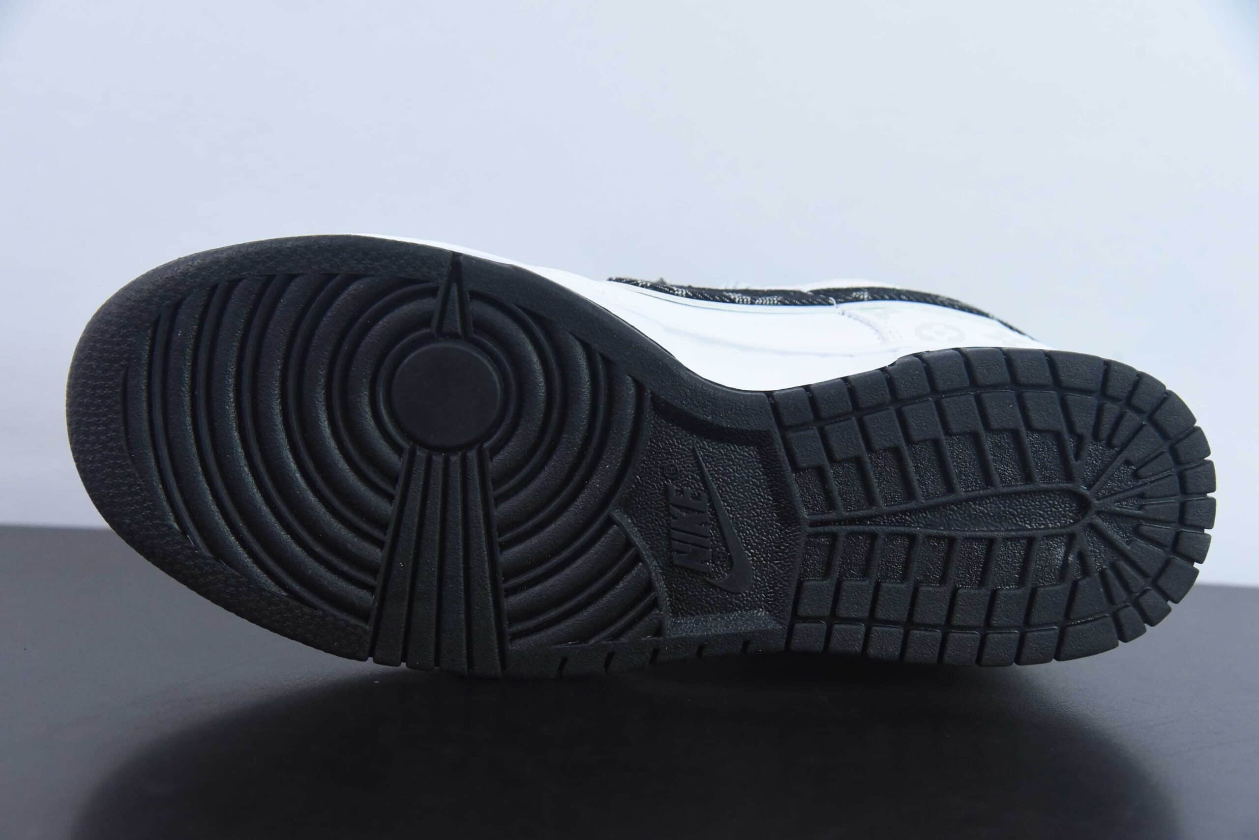 耐克Nike Louis Vuitton x Nike SB Dunk LowWhiteBlackLV Monogram皮革白黑LV印花扣篮系列低帮休闲运动滑板板鞋纯原版本 货号:DD1391-136