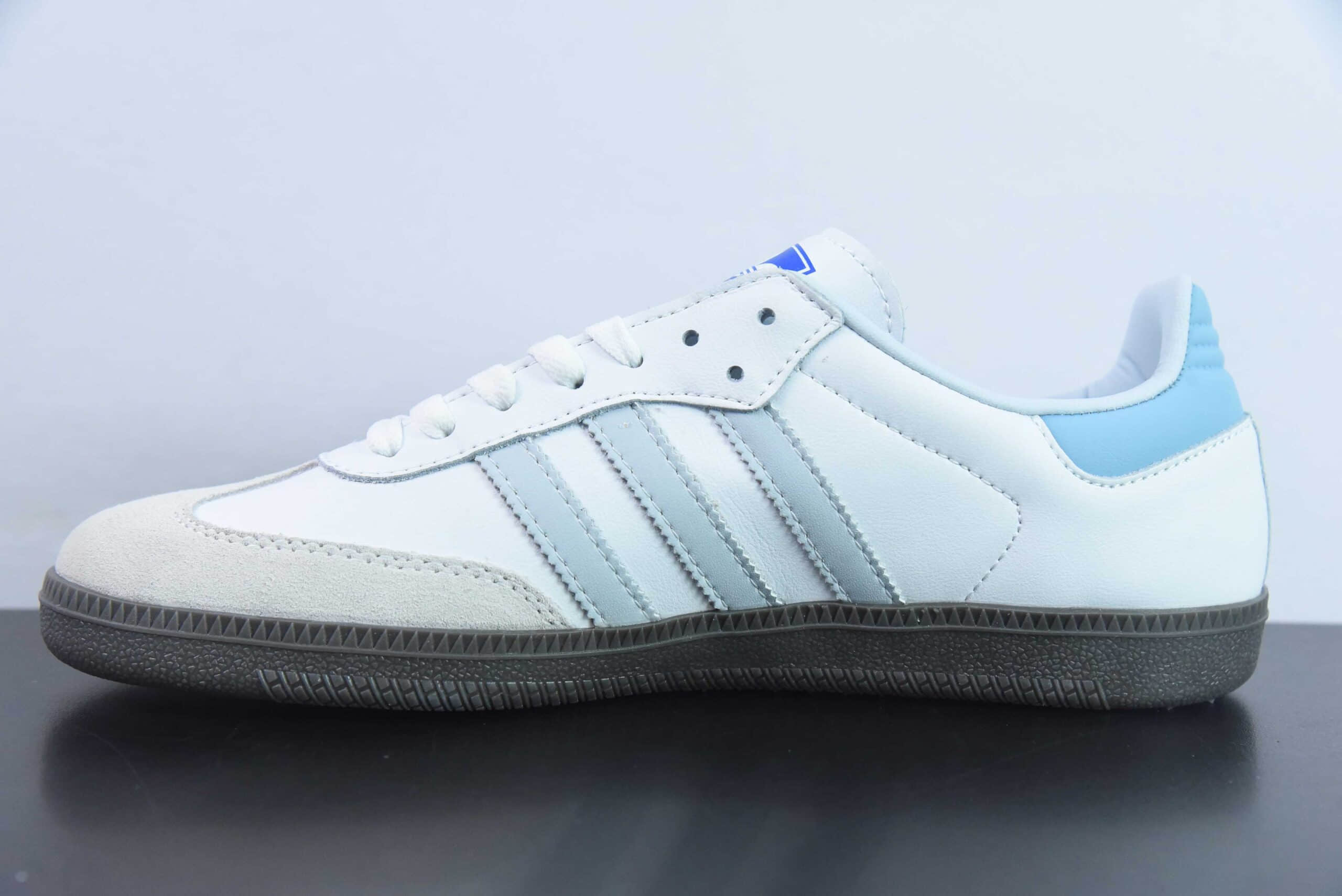 阿迪达斯Adidas Original Samba OG 阿迪达斯三叶草白淡蓝色桑巴系列德训百搭复古低帮板鞋纯原版本 货号：ID2055