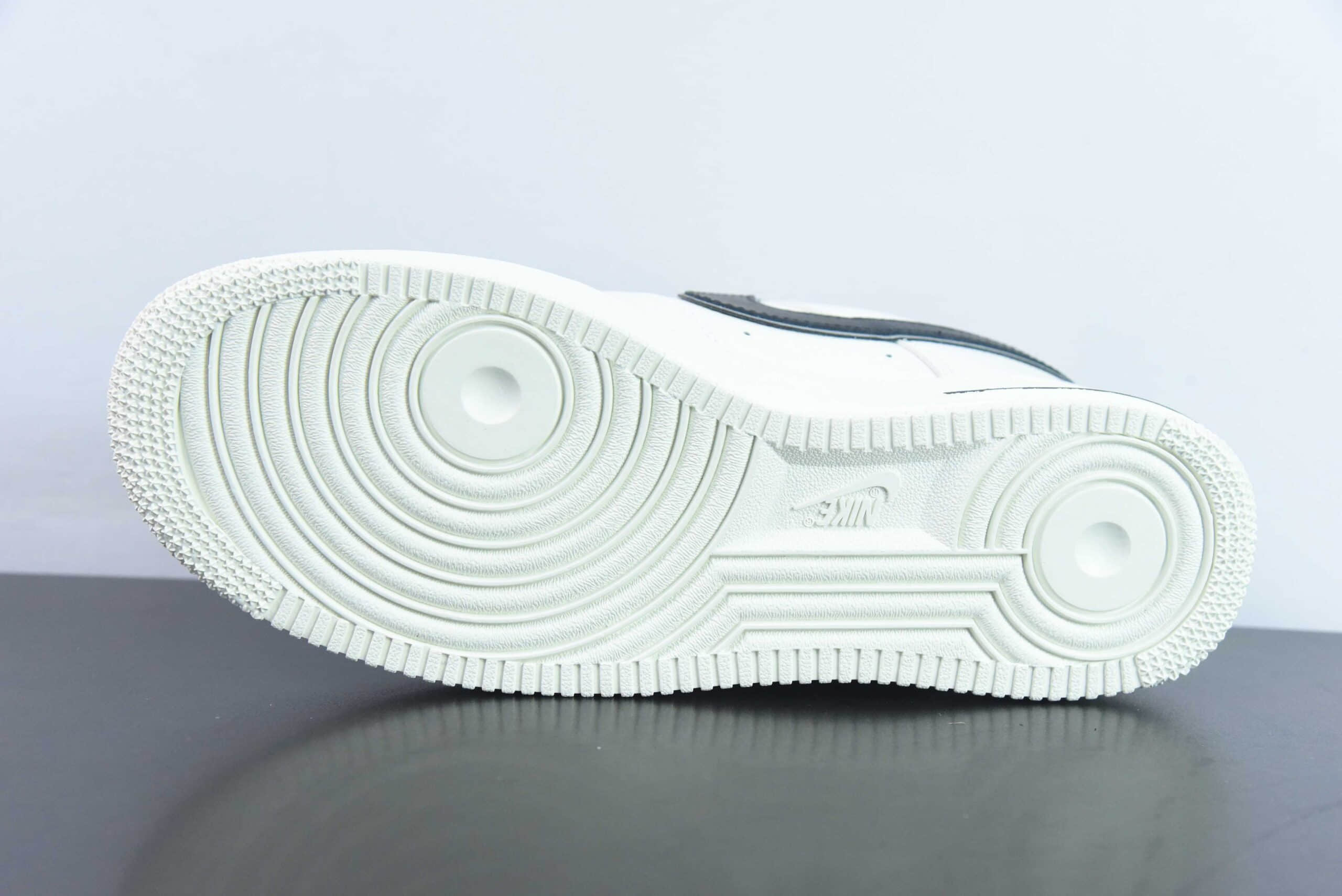 耐克Nike Kith x Air Force 1 Low NYC米白黑空军一号低帮休闲运动板鞋纯原版本 货号：NY9668-235