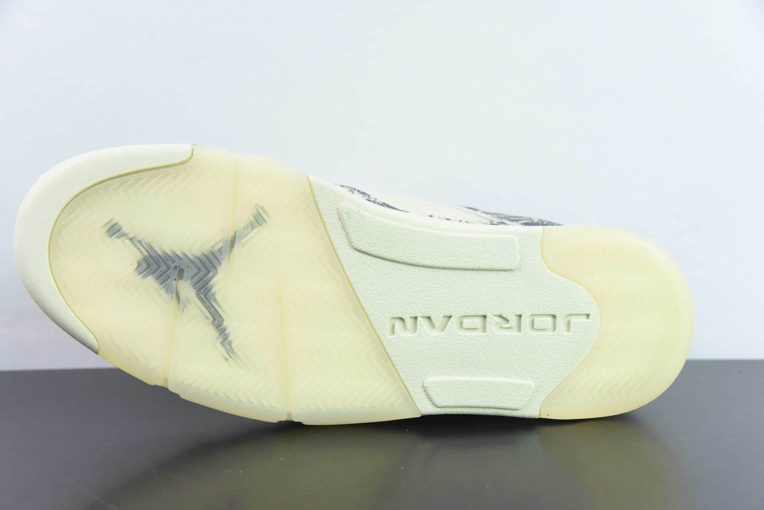 乔丹Air Jordan 5 Low ”Expression“ AJ5 乔5绒面白灰黑抽象涂鸦低帮篮球鞋纯原版本 货号:DA8016-100