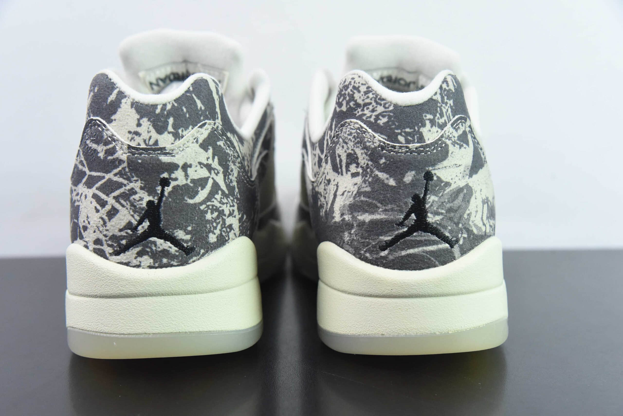 乔丹Air Jordan 5 Low ”Expression“ AJ5 乔5绒面白灰黑抽象涂鸦低帮篮球鞋纯原版本 货号:DA8016-100