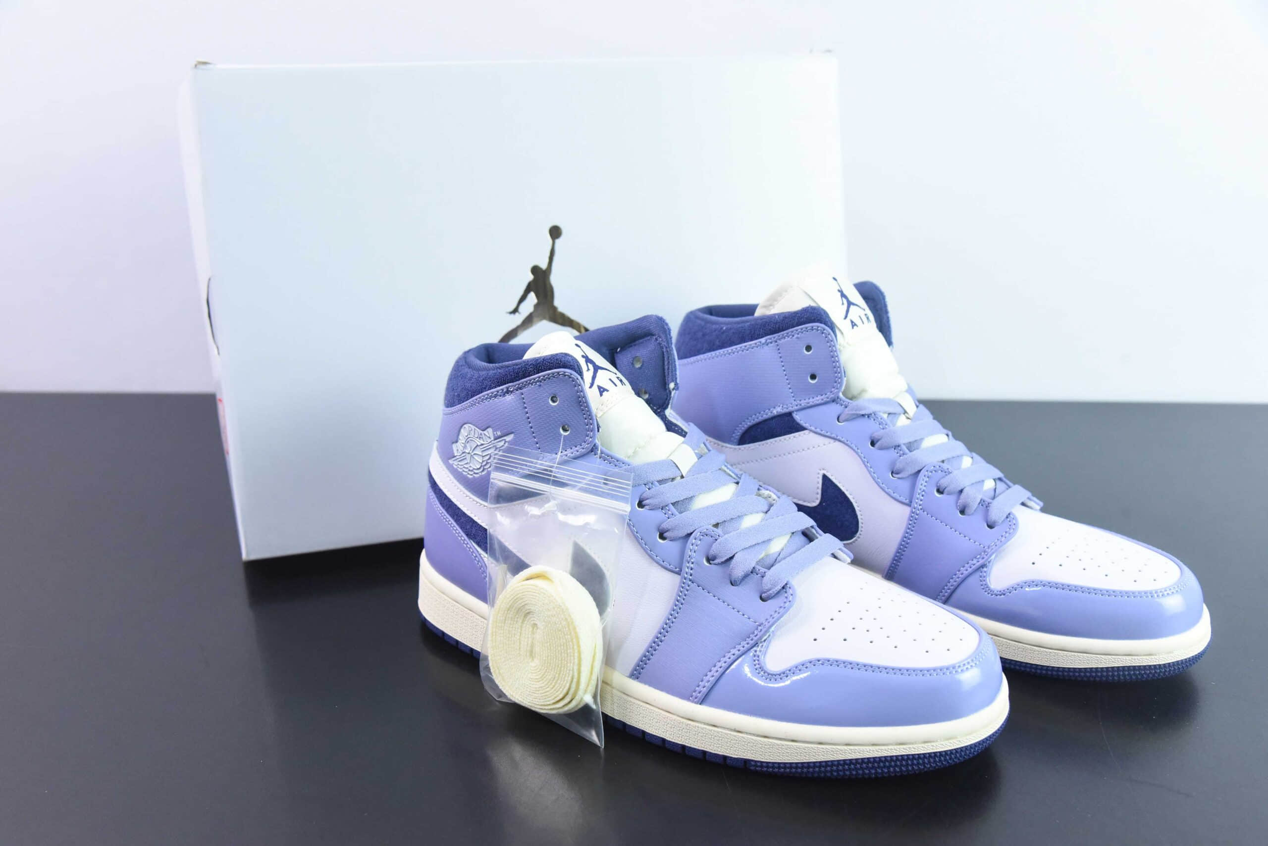 乔丹Air Jordan Wmns Air Jordan 1 Mid SELight PurpleAJ1“白紫香芋紫”中帮复古文化篮球鞋纯原版本 货号：DZ3745-500