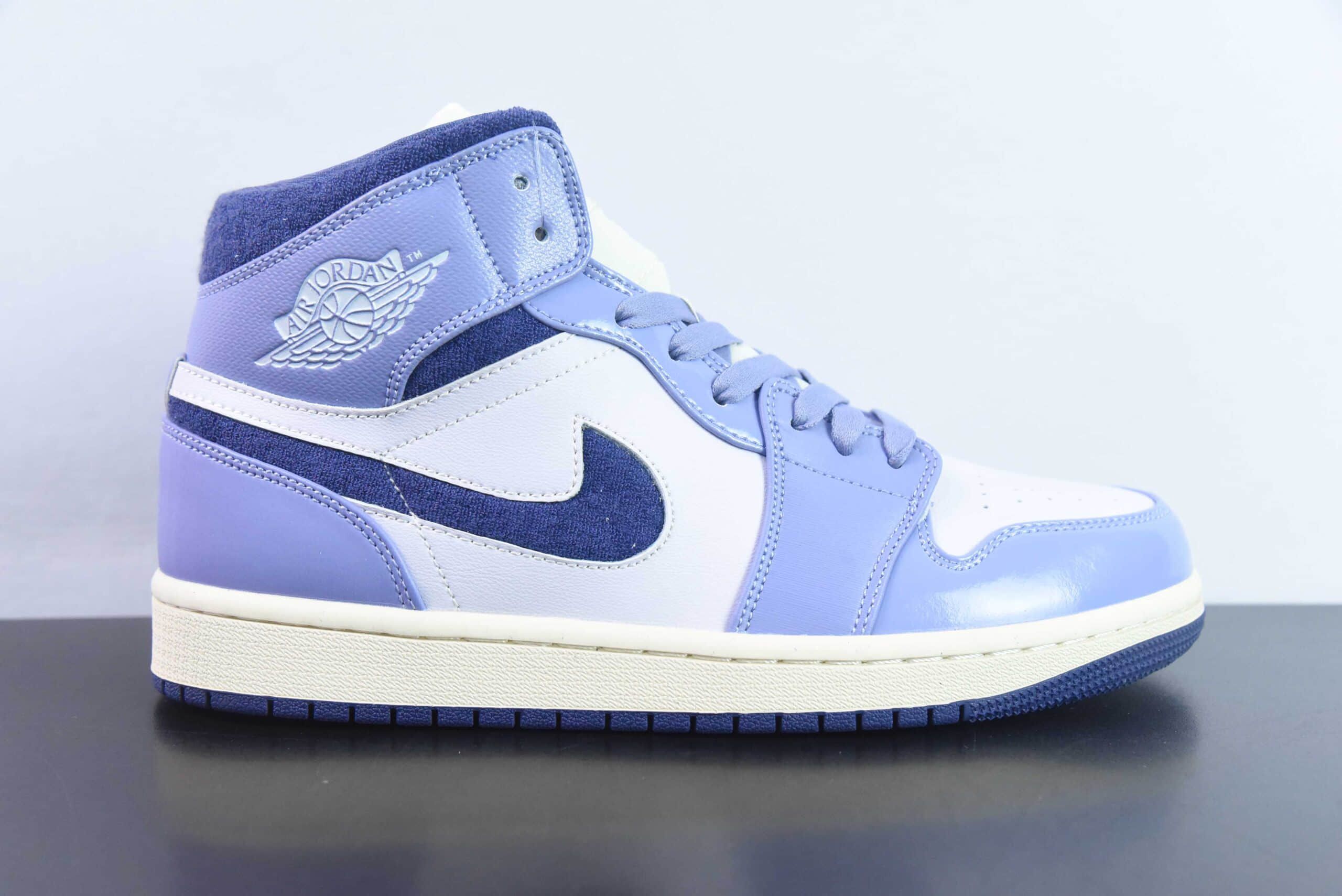 乔丹Air Jordan Wmns Air Jordan 1 Mid SELight PurpleAJ1“白紫香芋紫”中帮复古文化篮球鞋纯原版本 货号：DZ3745-500