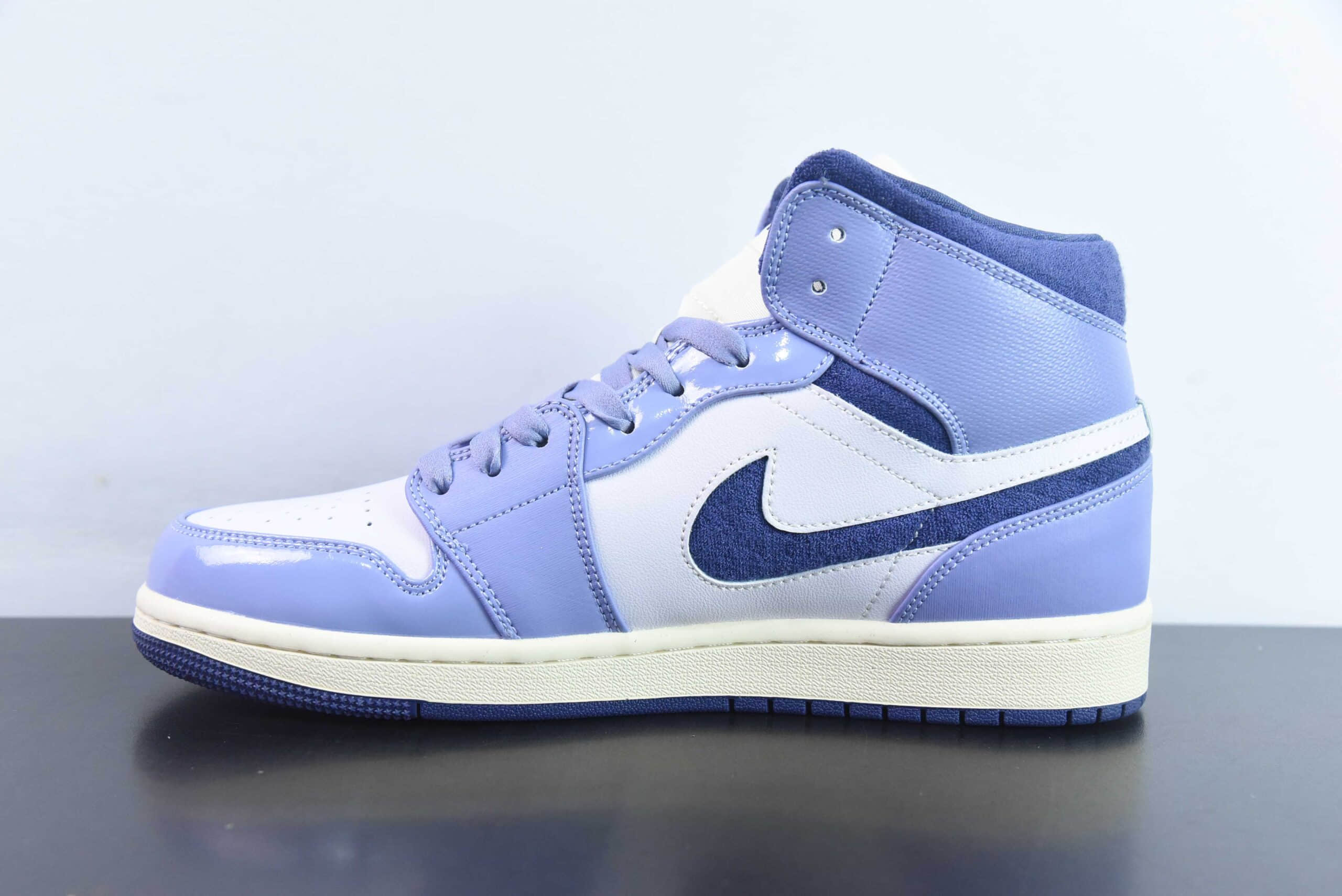 乔丹Air Jordan Wmns Air Jordan 1 Mid SELight PurpleAJ1“白紫香芋紫”中帮复古文化篮球鞋纯原版本 货号：DZ3745-500
