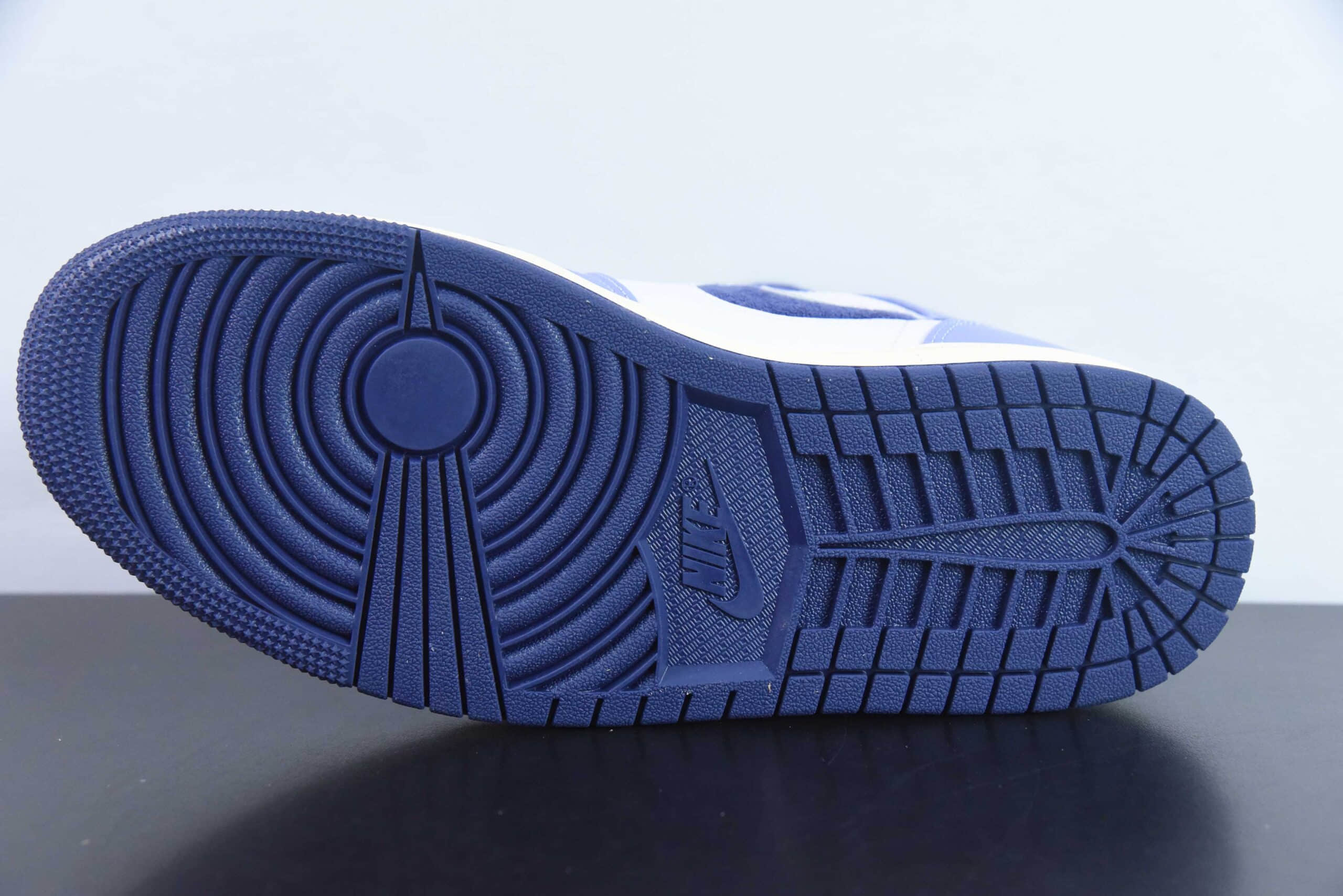 乔丹Air Jordan Wmns Air Jordan 1 Mid SELight PurpleAJ1“白紫香芋紫”中帮复古文化篮球鞋纯原版本 货号：DZ3745-500
