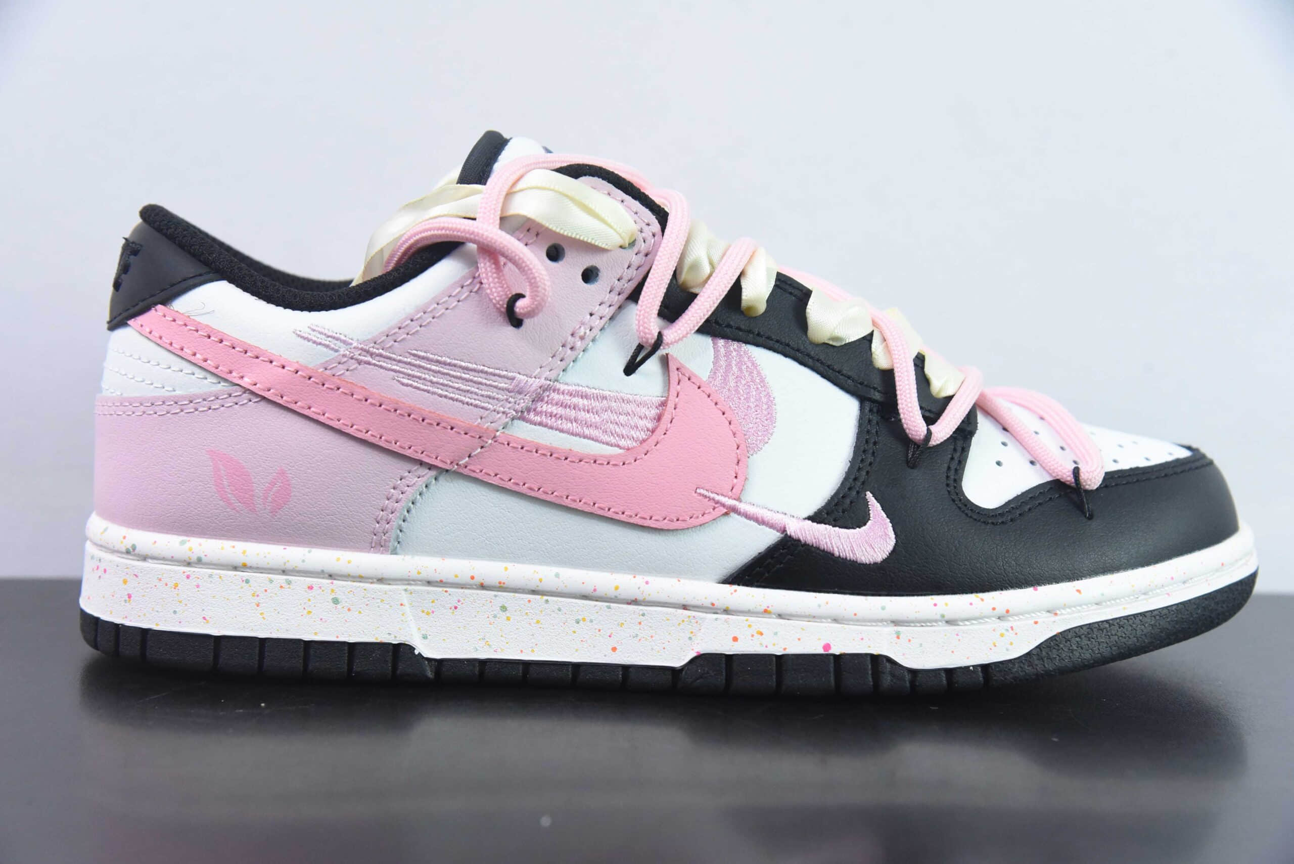 耐克Nike SB Dunk Low 反转黑白粉三勾解构抽绳鞋带SB低帮休闲滑板鞋纯原版本 货号:FD4623-155