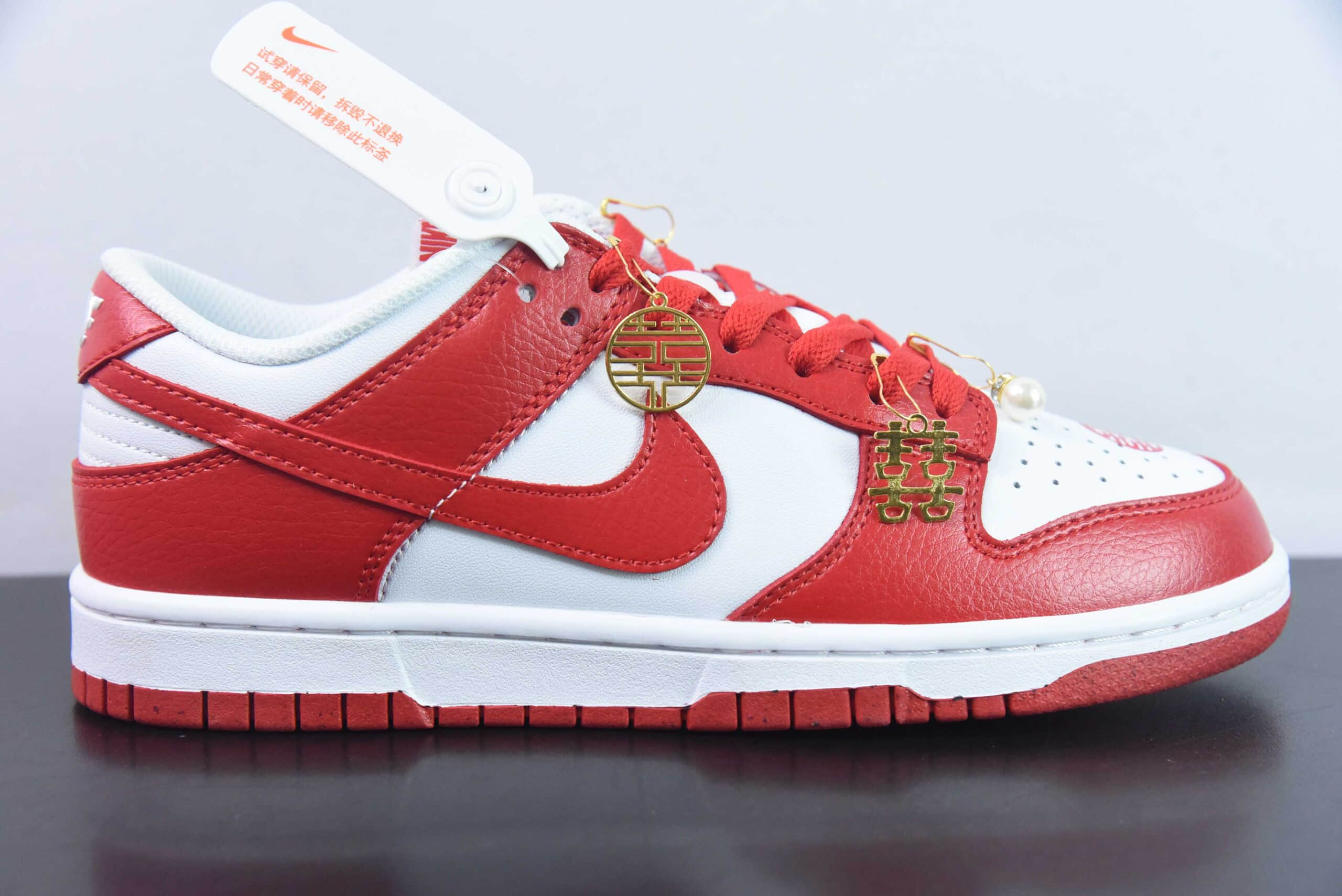 耐克Nike Frame Skate x Nike SB Dunk Low “Habibi” 龙凤主题婚鞋大学红扣篮系列复古低帮休闲运动滑板板鞋纯原版本 货号：DN1431-101