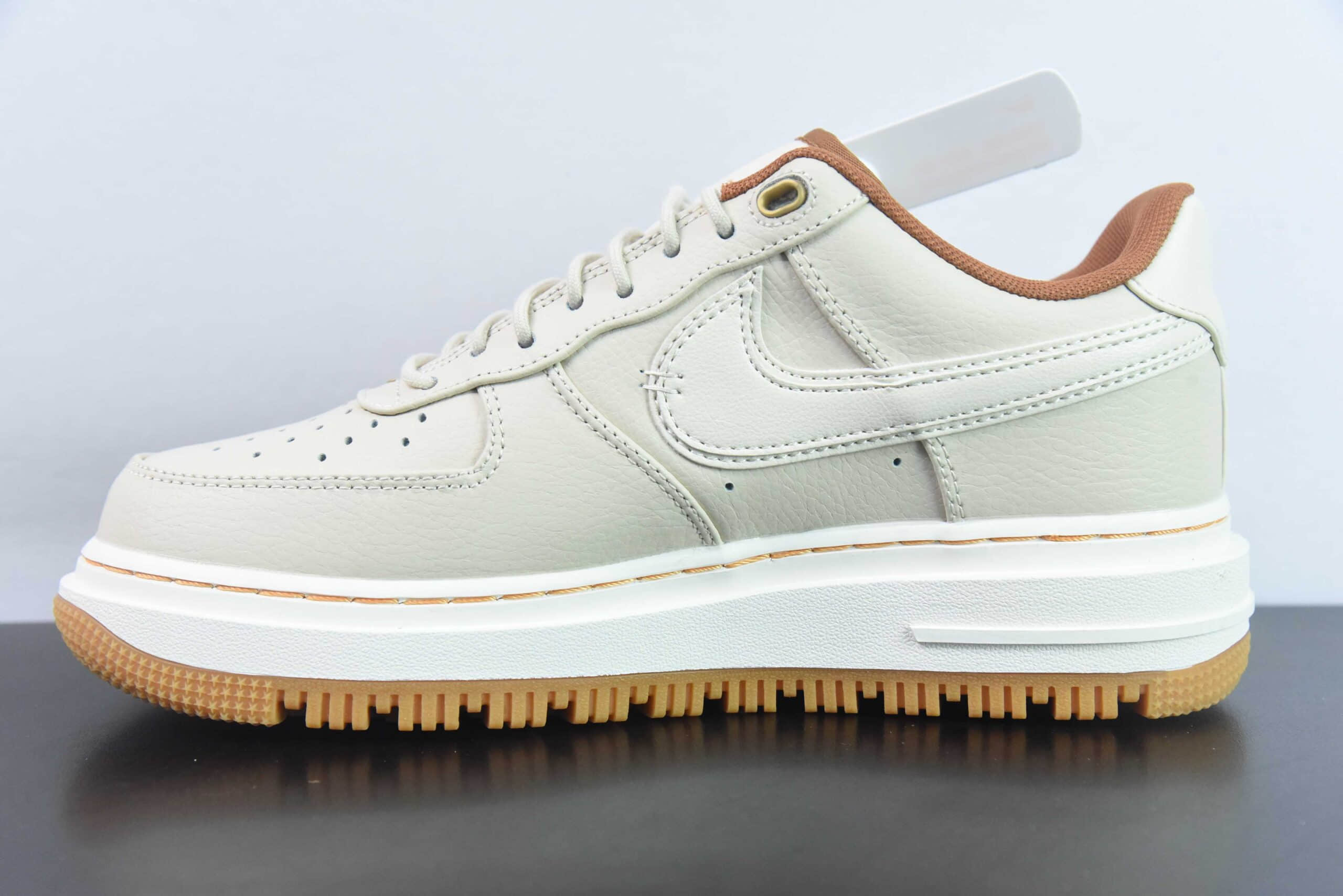 耐克Nike Air Force 1 Low Luxe 米白色空军一号低帮厚底休闲运动板鞋纯原版本 货号：DB4109-200 