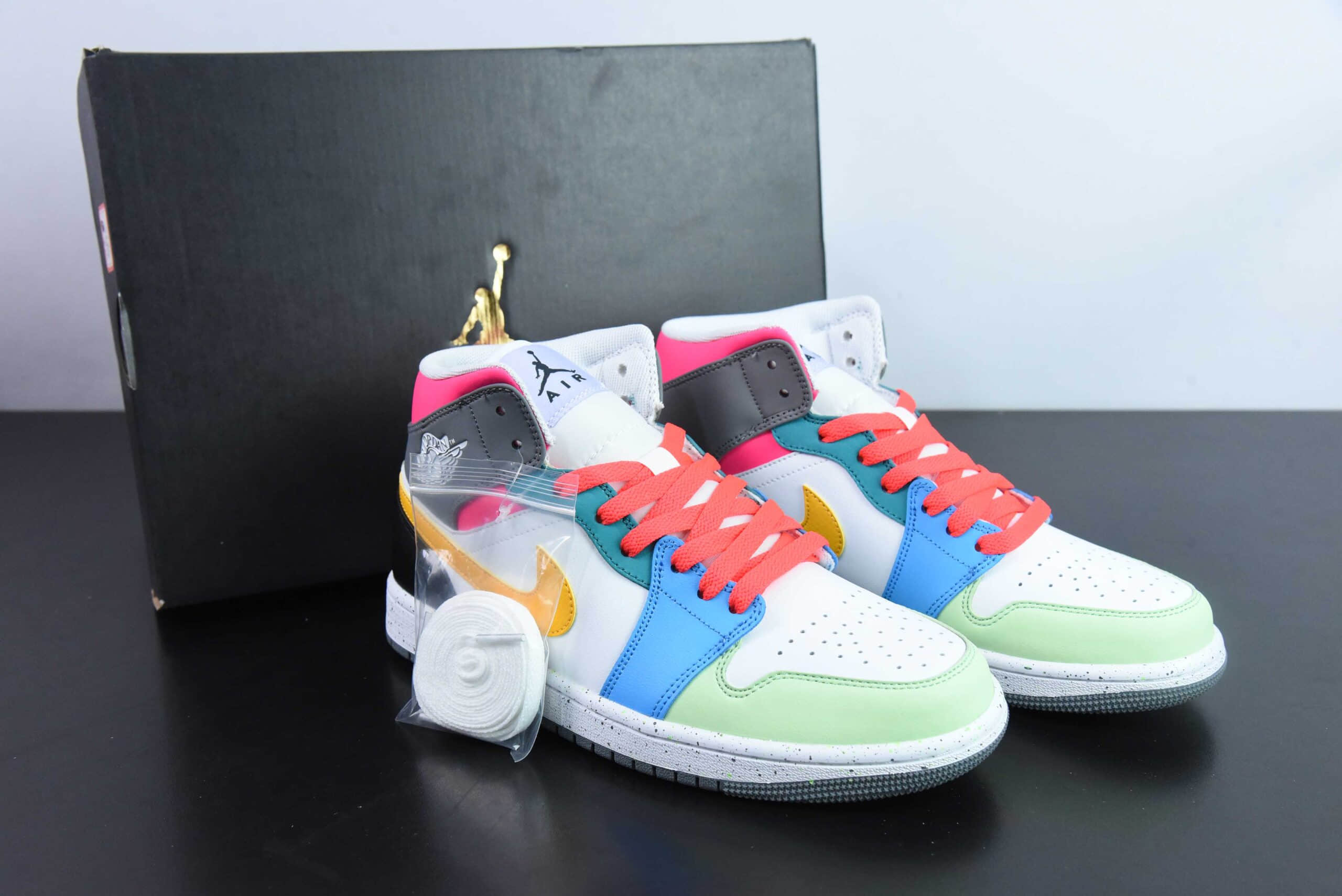 乔丹Air Jordan 1 Mid AJ1黑蓝绿拼接中帮篮球鞋纯原版本 货号：FN1100-100