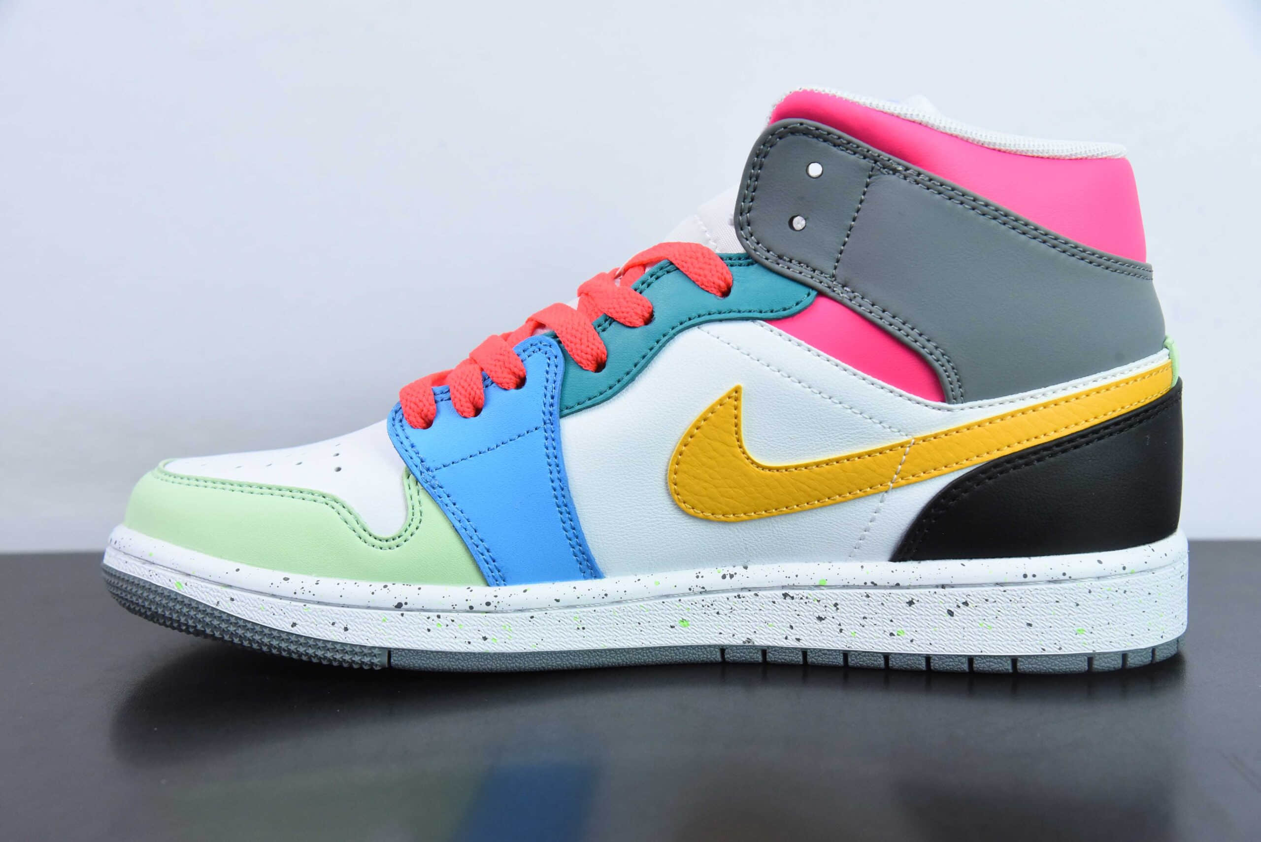 乔丹Air Jordan 1 Mid AJ1黑蓝绿拼接中帮篮球鞋纯原版本 货号：FN1100-100