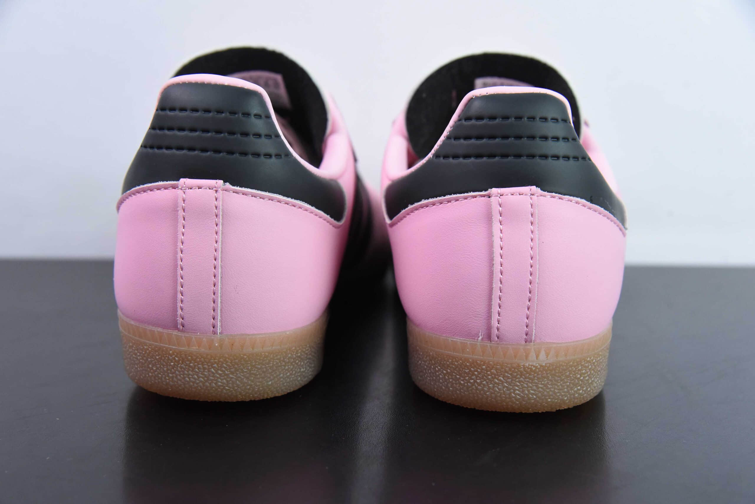 阿迪达斯Adidas INTER MIAMI CF x adidas originals Samba 联名黑粉复古桑巴板鞋纯原版本 货号：IH8158 