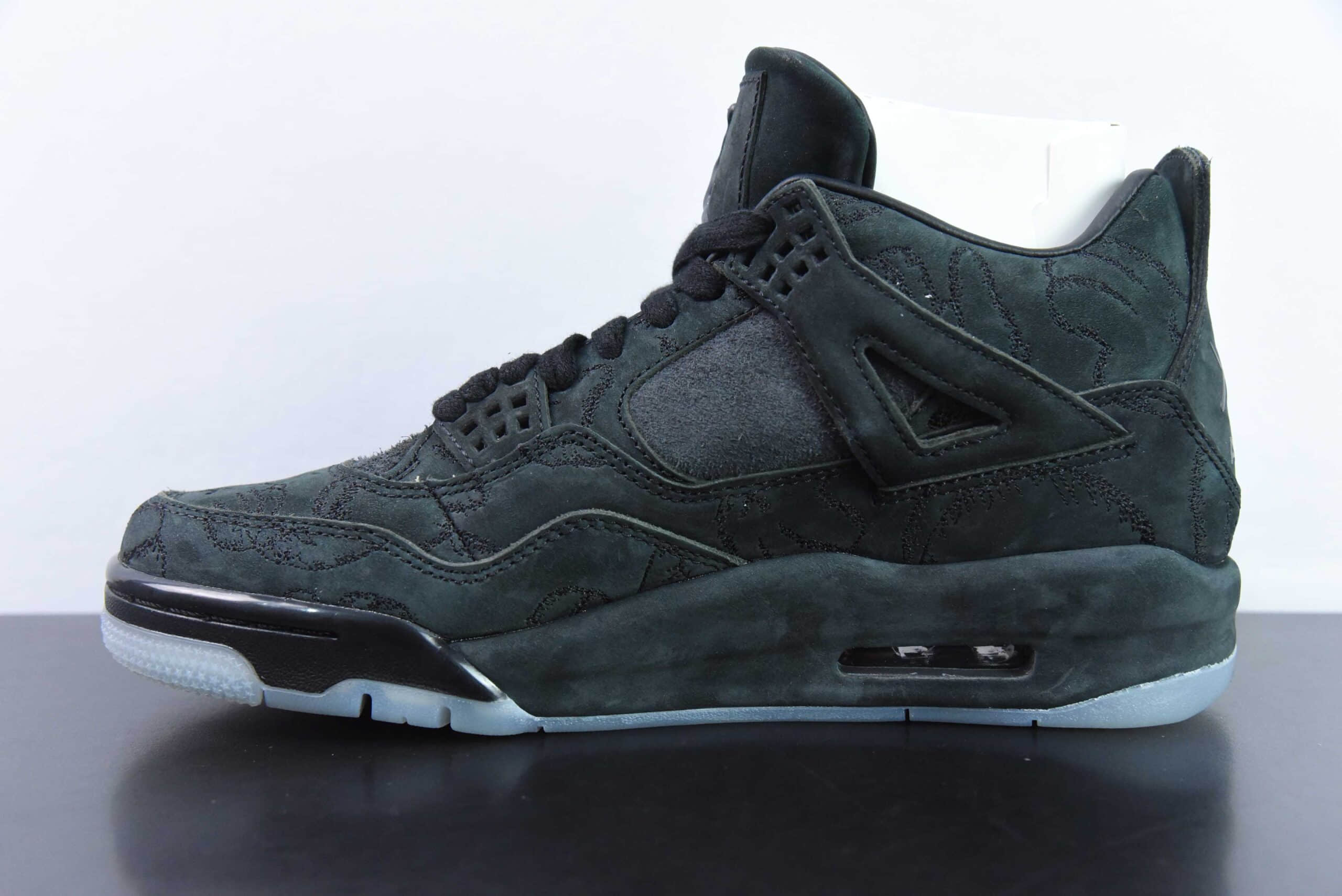 乔丹Air Jordan KAWS x Air Jordan AJ4 Black 涂鸦联名纯黑男子文化篮球鞋纯原版本 货号：930155-001 