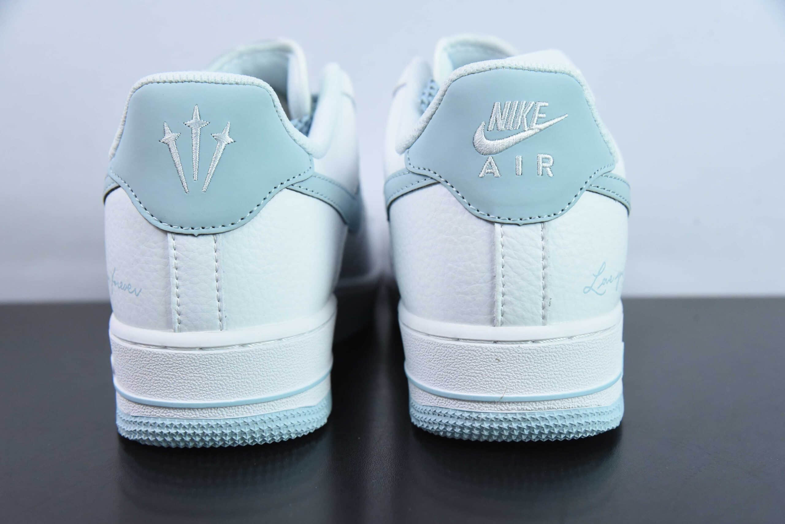 耐克Nike Drake x Air Force 1 Low 联名款白冰蓝经典空军一号低帮休闲板鞋纯原版本 货号：LO1718-061