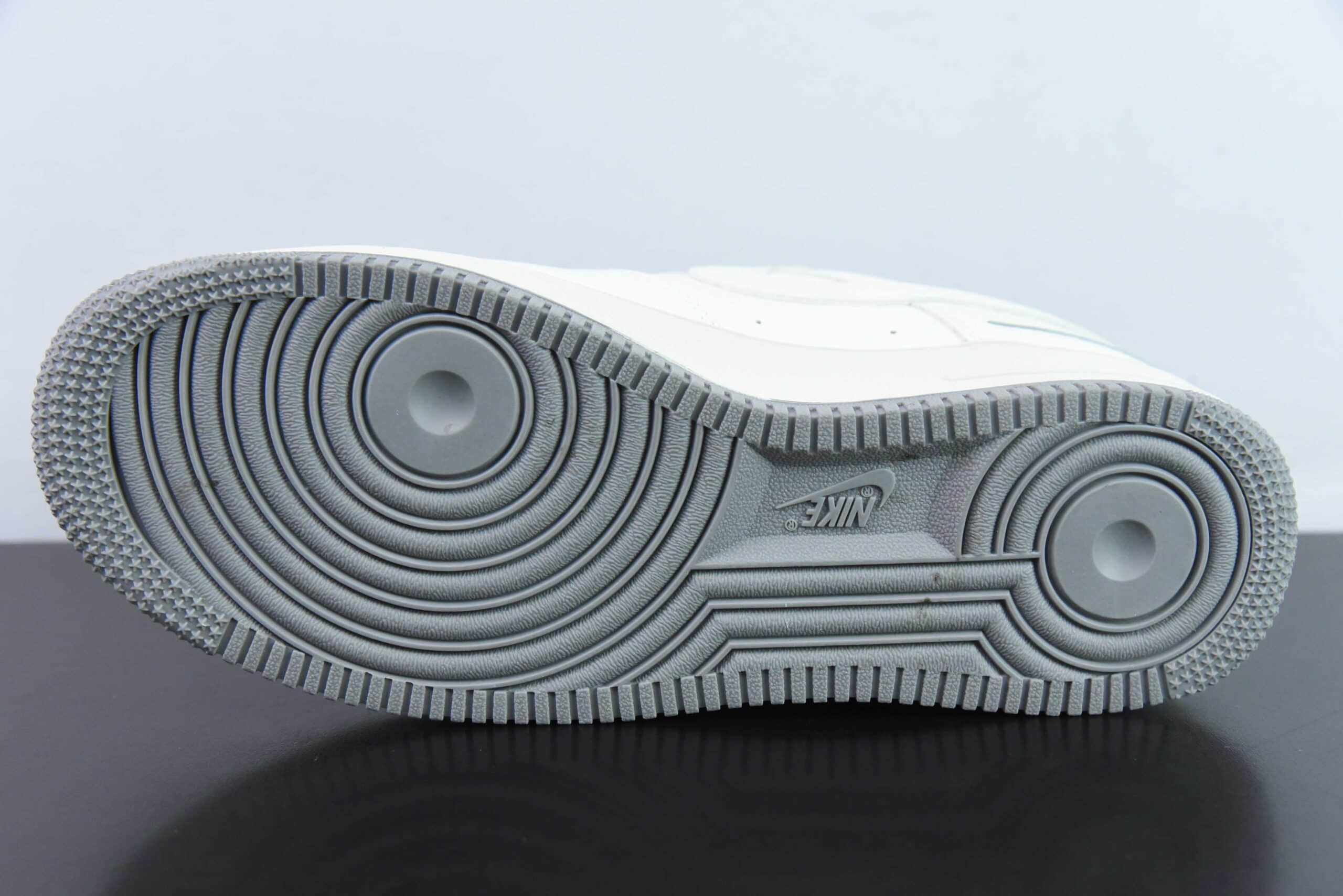耐克Nike Air Force 1 Low ‘07 “NIKE”三勾系列米灰满天星经典空军一号低帮休闲板鞋纯原版本 货号:CJ1379-603