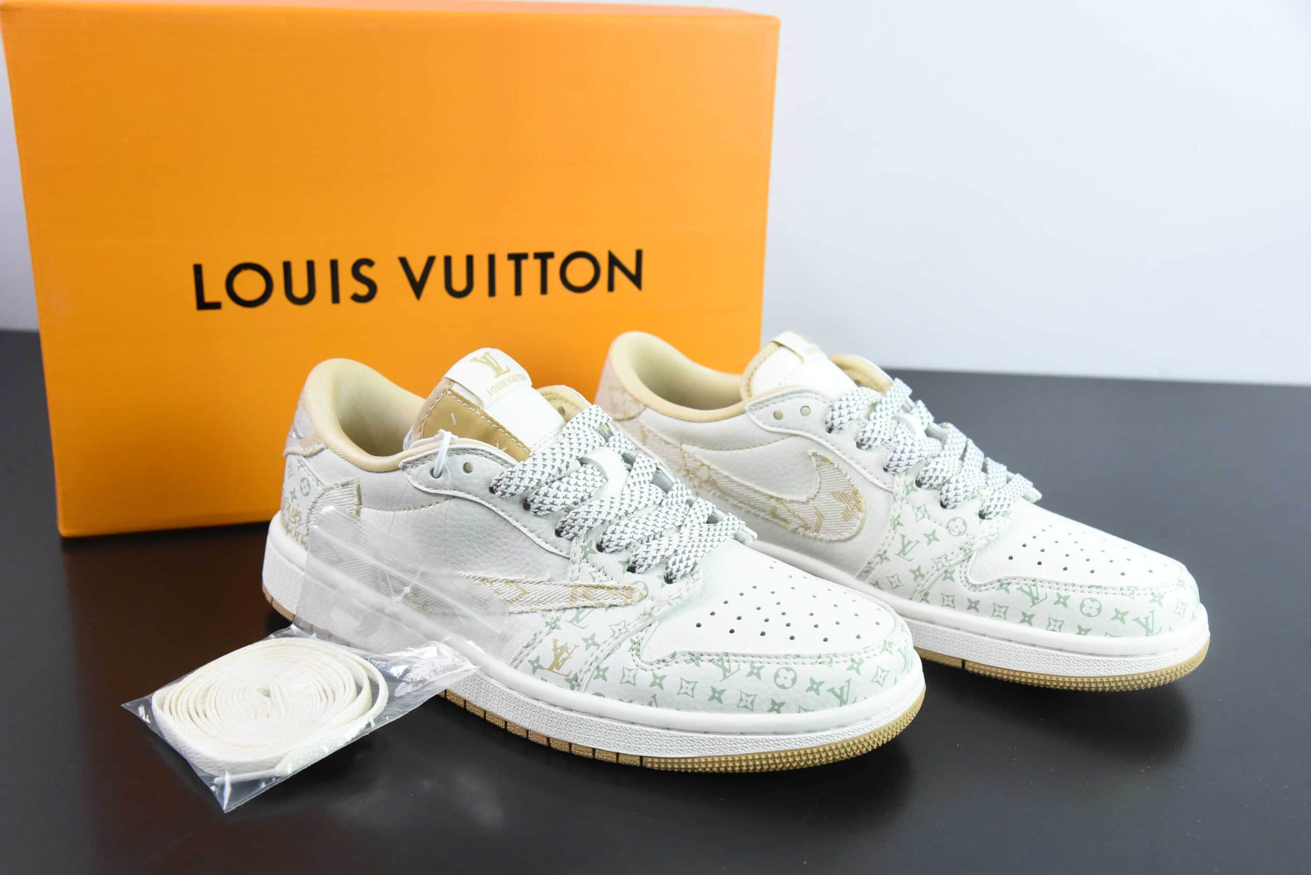 乔丹Travis Scott x Fragment Design x Jordan Air Jordan 1 Low OG SP AJ1 LV联名浅咖牛仔印花低帮文化休闲板鞋纯原版本 货号:SJ2068-006