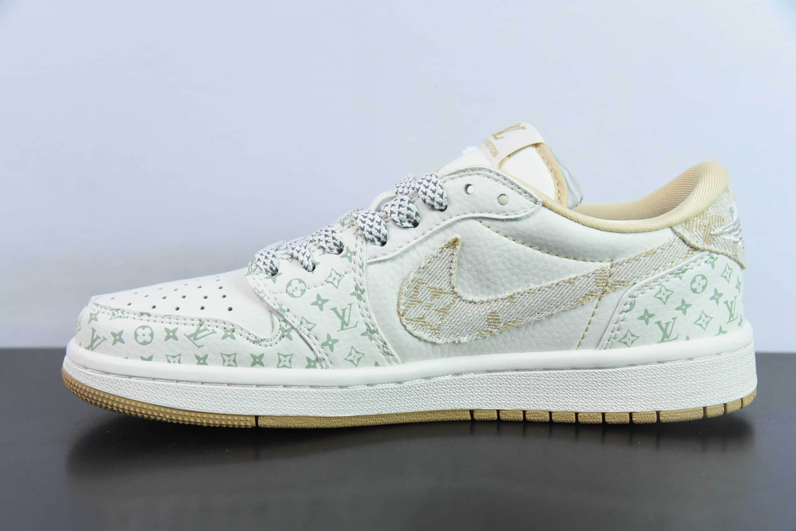 乔丹Travis Scott x Fragment Design x Jordan Air Jordan 1 Low OG SP AJ1 LV联名浅咖牛仔印花低帮文化休闲板鞋纯原版本 货号:SJ2068-006