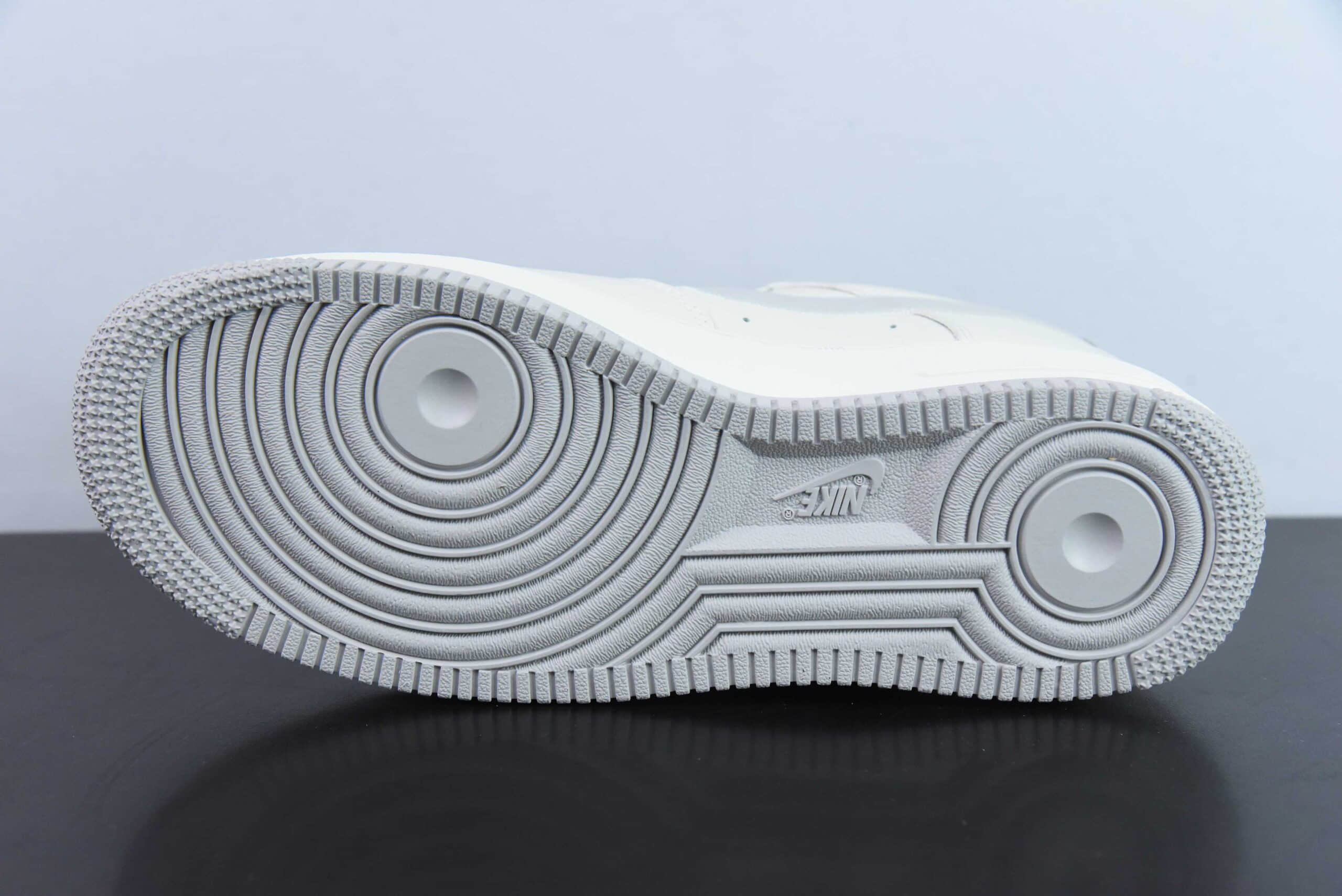 耐克Nike Nocta x Nk Air Force 1'07 Low 联名款米灰空军一号低帮休闲板鞋纯原版本 货号:NO0224-021