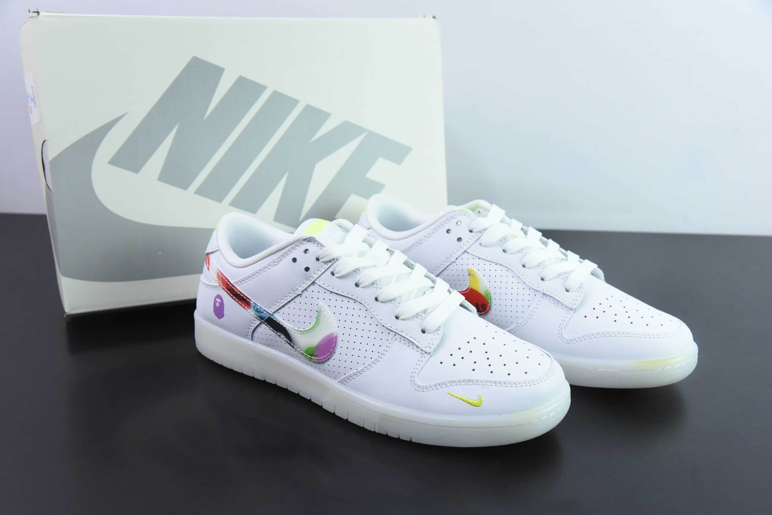 耐克Nike SB Dunk Low BAPE联名白彩勾小绿勾周年高端定制SB低帮休闲板鞋纯原版本 货号：JH8039-940 