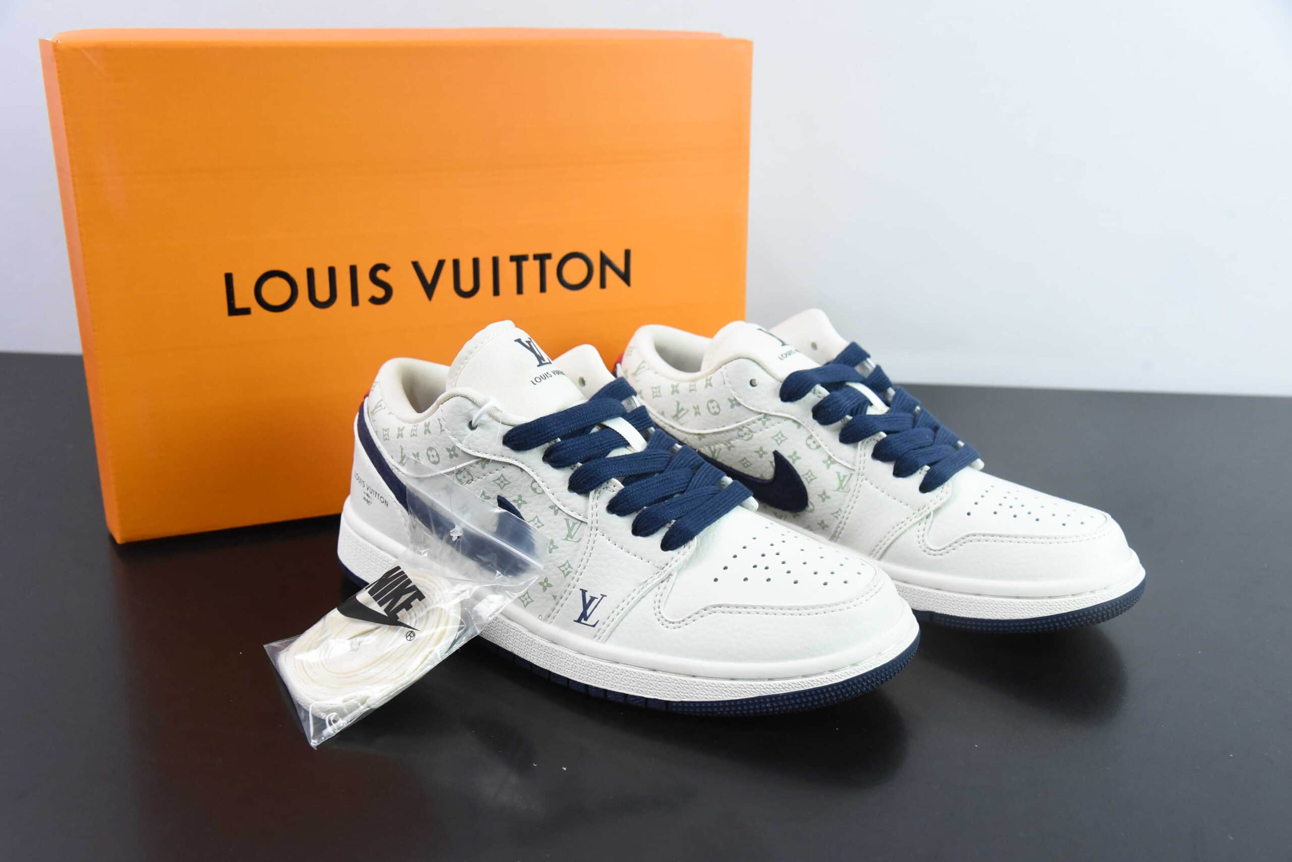 乔丹Louis Vuitton x Travis Scott x Nike Air Jordan 1 Low OG SPBlackBeige LV MonogramAJ1联名米白深灰LV印花经典低帮文化百搭休闲运动篮球鞋纯原版本 货号：WG8850-001 